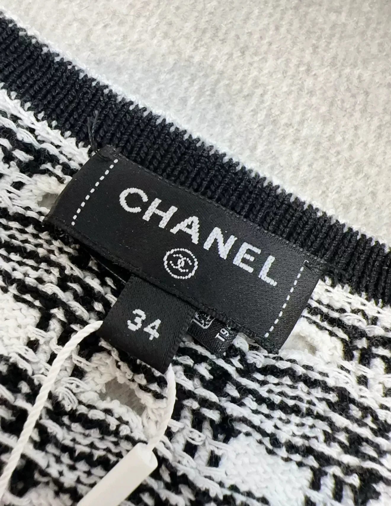 Chanel 25P Black & White Knitted Dress - Image 5
