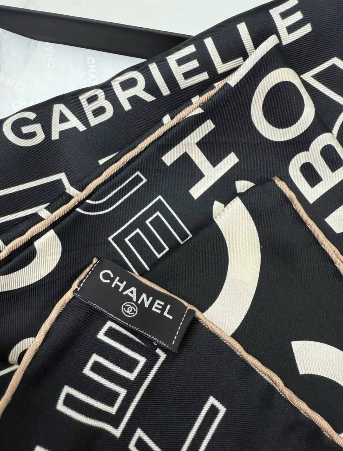Chanel 25P Black/Ecru COCO scarf - Image 3
