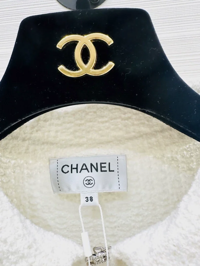 Chanel 25P white jacket - Image 2