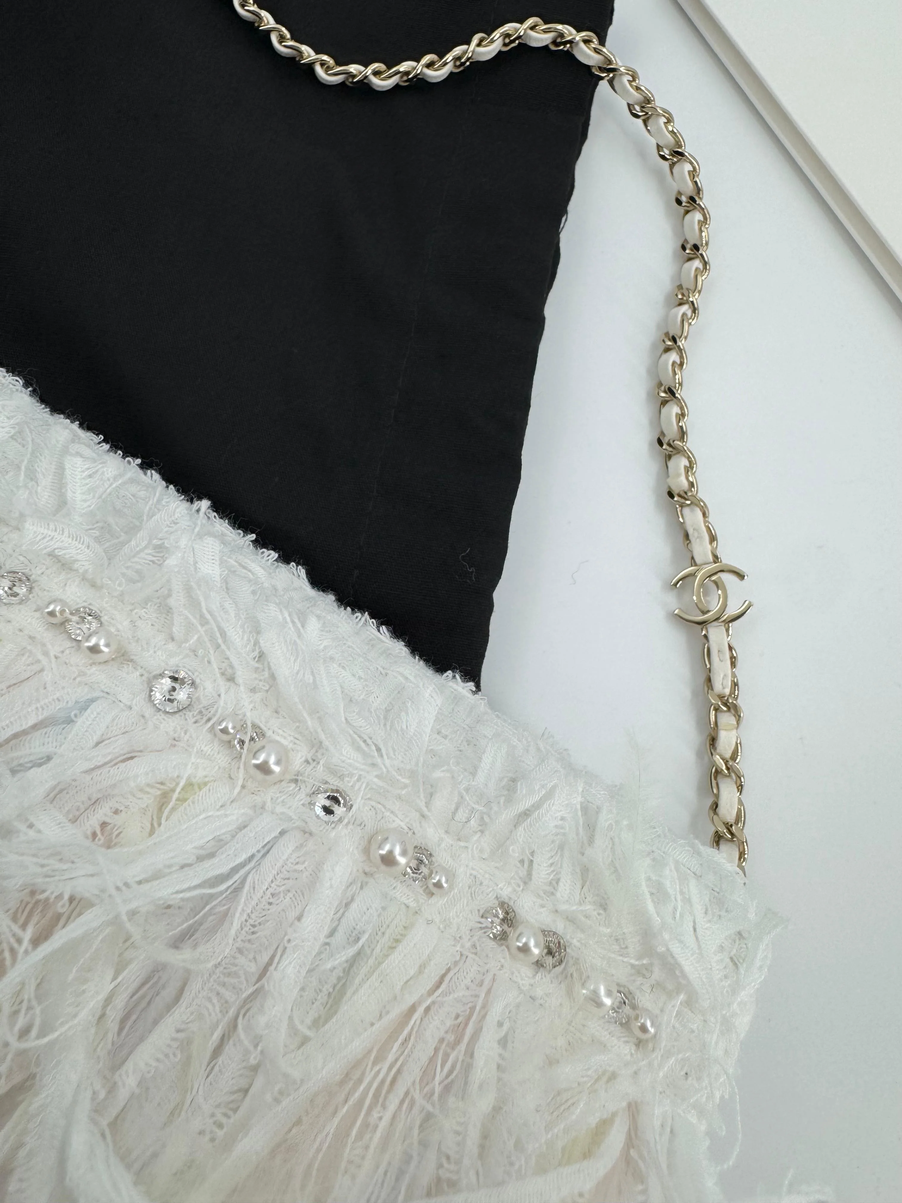 Chanel 25S Embroidered Tweed, Feathers, Imitation Pearls & Gold-Tone Metal Clutch in White - Image 3