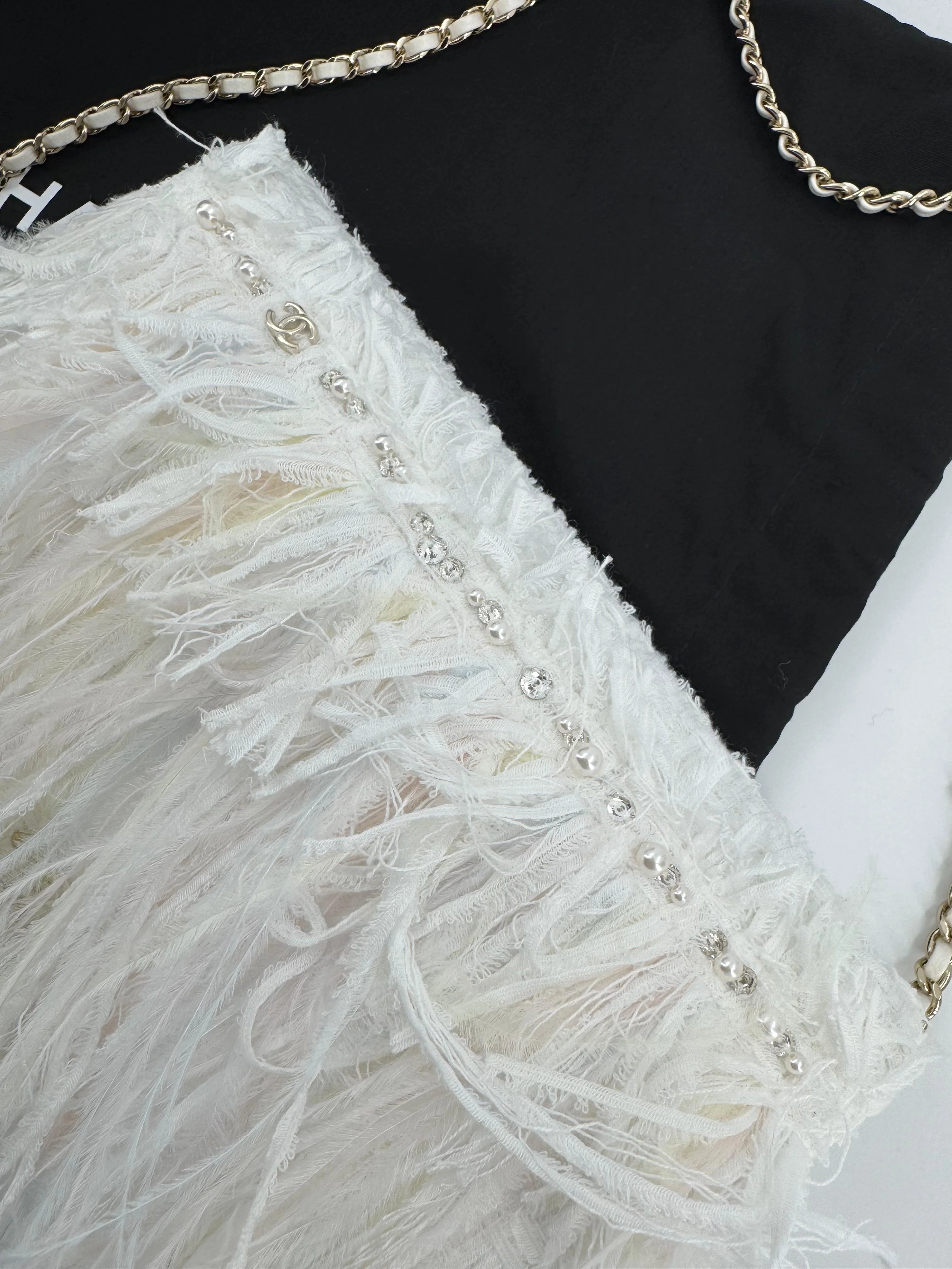 Chanel 25S Embroidered Tweed, Feathers, Imitation Pearls & Gold-Tone Metal Clutch in White - Image 9