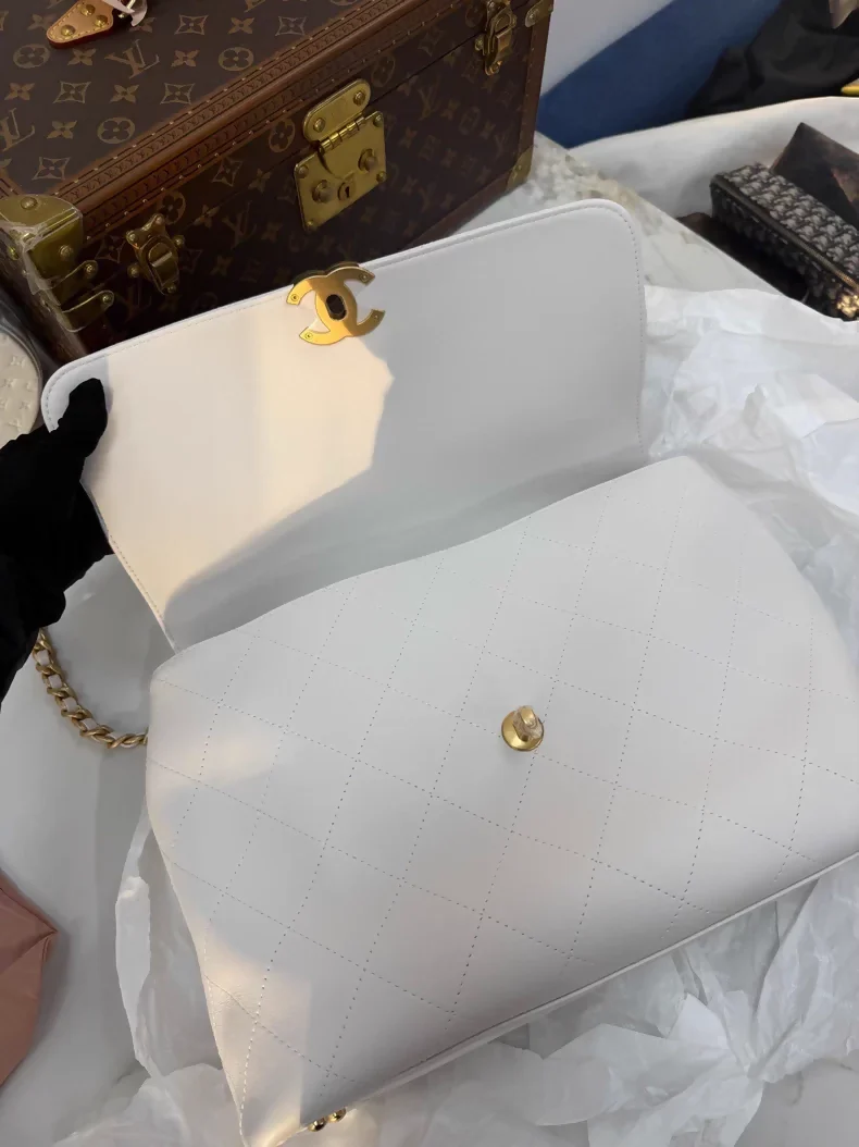 Chanel 25S Maxi Flap Handbag in White Gold hardware and Chain Handle - Image 3