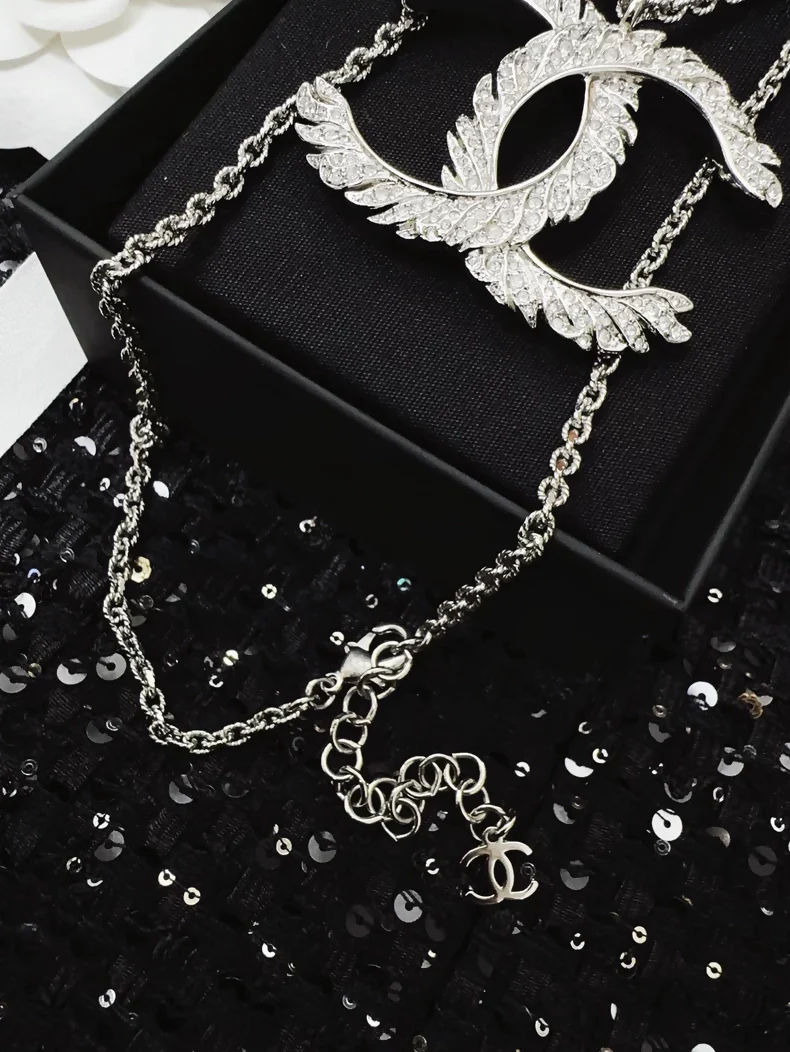 Chanel 25S double C logo feather - Image 3