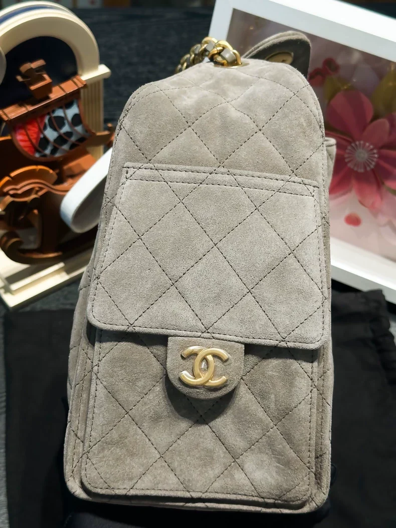 Chanel 25 hobo bag shoulder bag in grey suede with gold hardware - Image 3