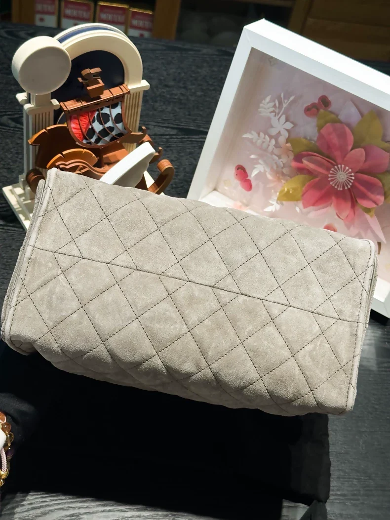 Chanel 25 hobo bag shoulder bag in grey suede with gold hardware - Image 4