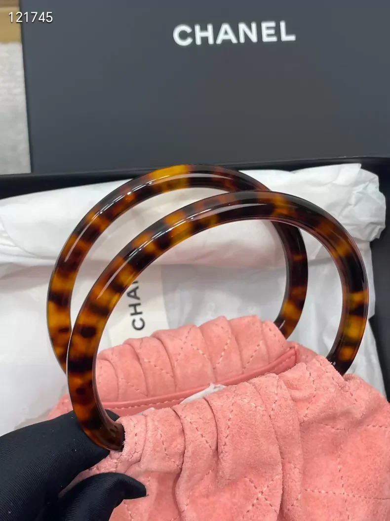 Chanel 26C tortoiseshell handle pink suede handbag - Image 5