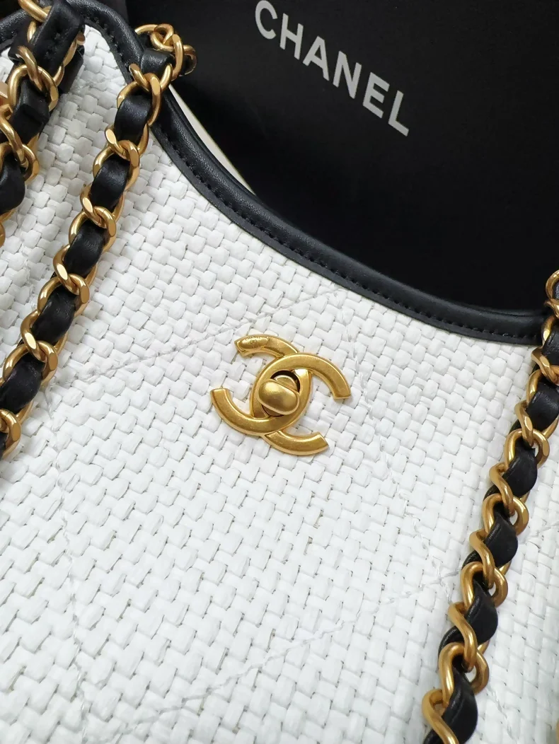 Chanel 26C tote bag in white woven rattan, small mode - Image 2