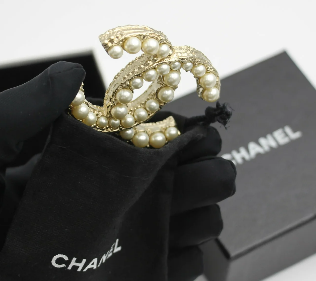 Chanel A13C Enamel Yellow Glitter CC Brooch - Image 3