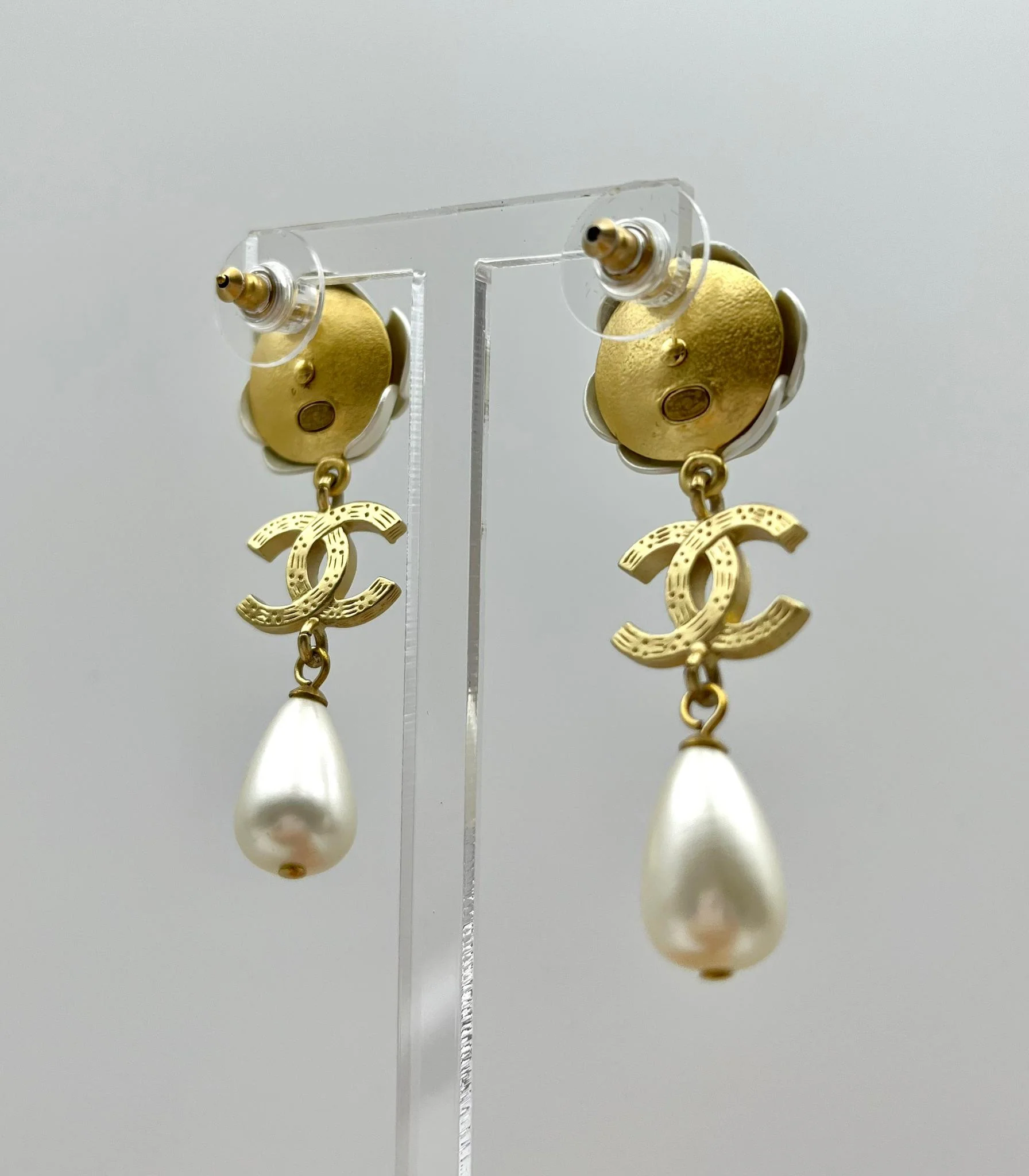 Chanel A20 Metal Rhinestone Imitation Pearl Camellia Earrings - Image 5