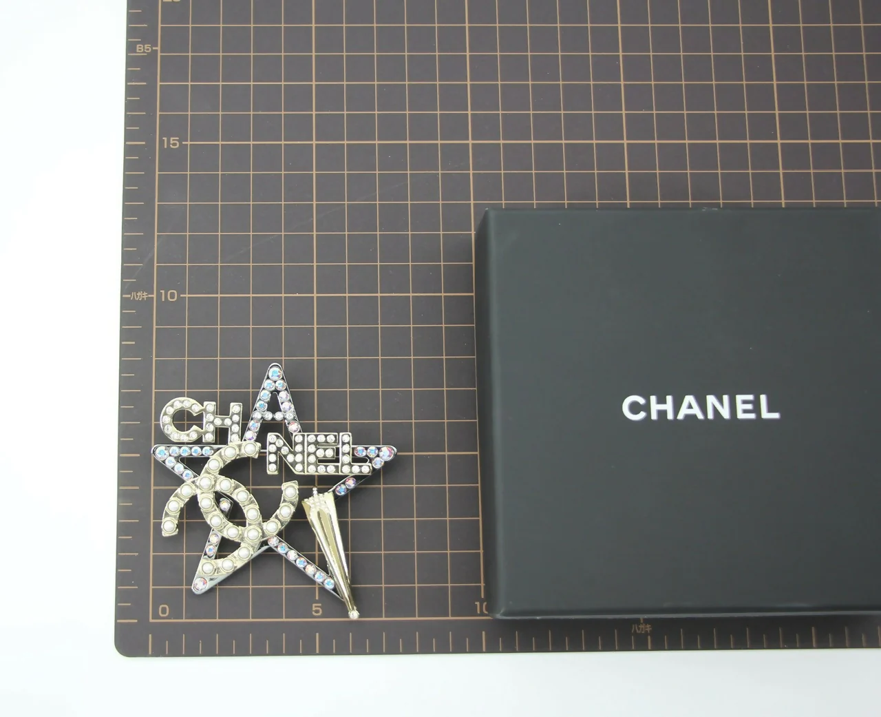 Chanel A21C Rhinestone & Imitation Pearl Hollow Star Brooch - Image 10
