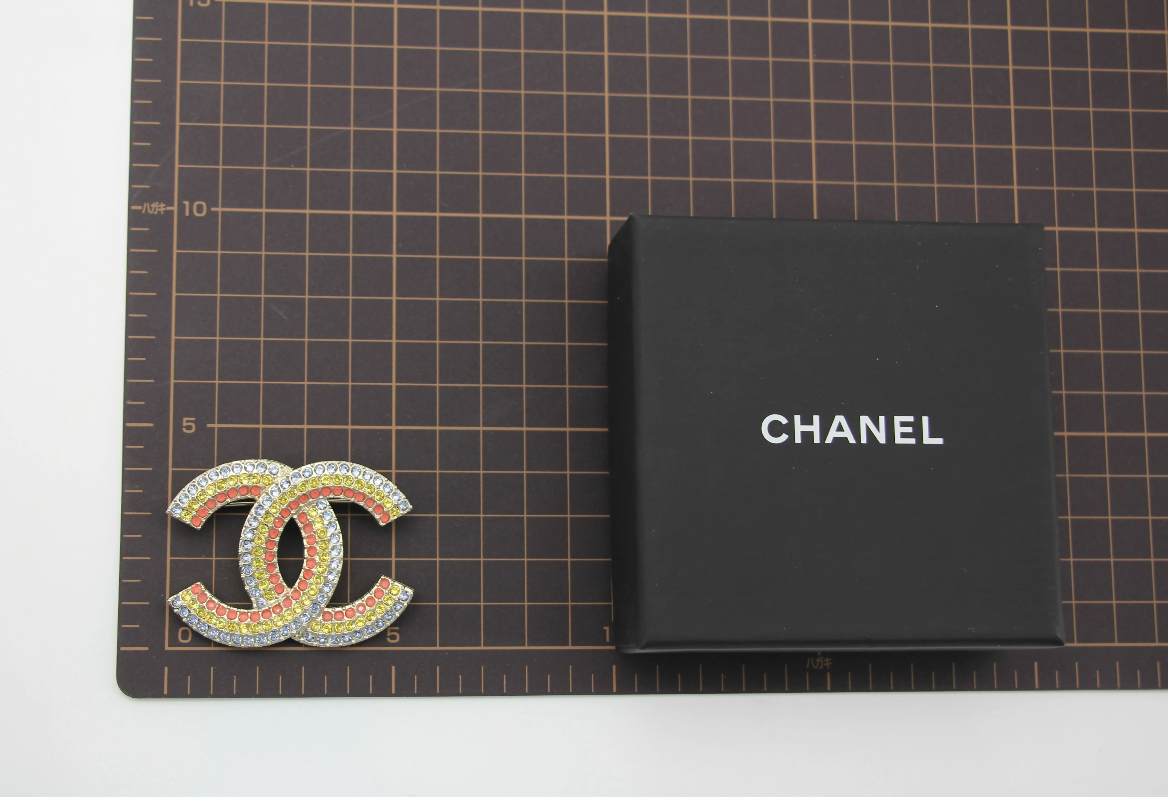 Chanel A23C Rhinestone Rainbow-Tone CC Brooch - Image 10