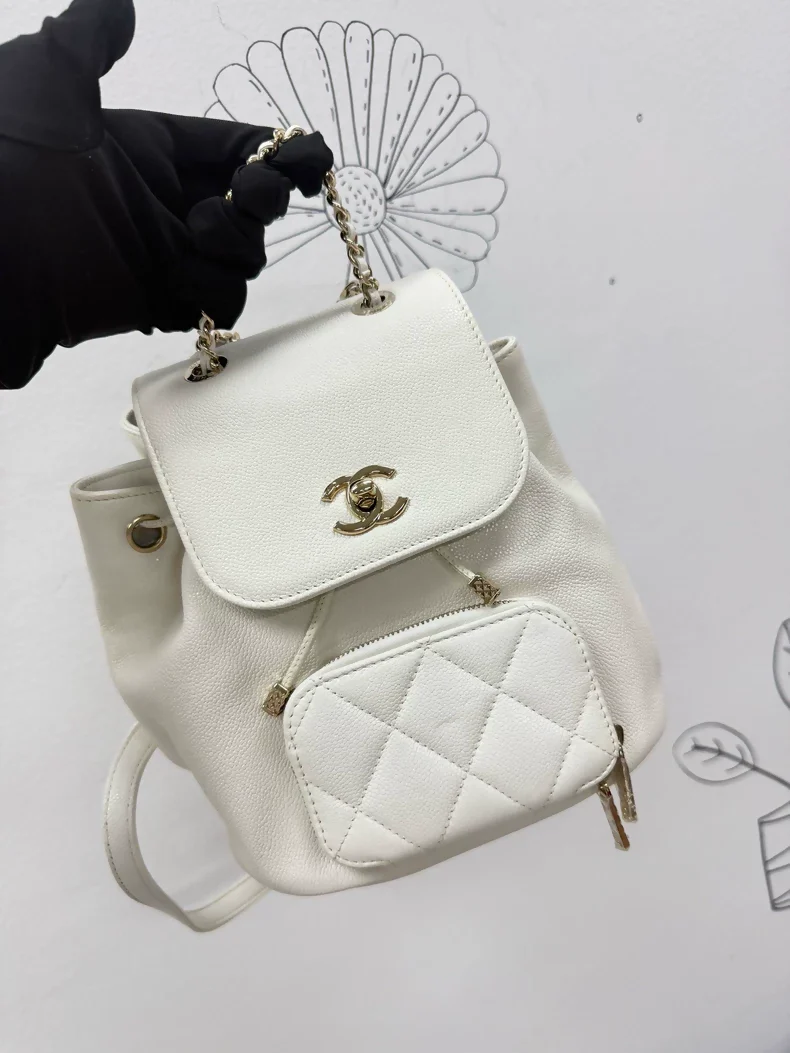 Chanel 22B backpack in white grained calfskin leather with gold-tone hardware - Image 2