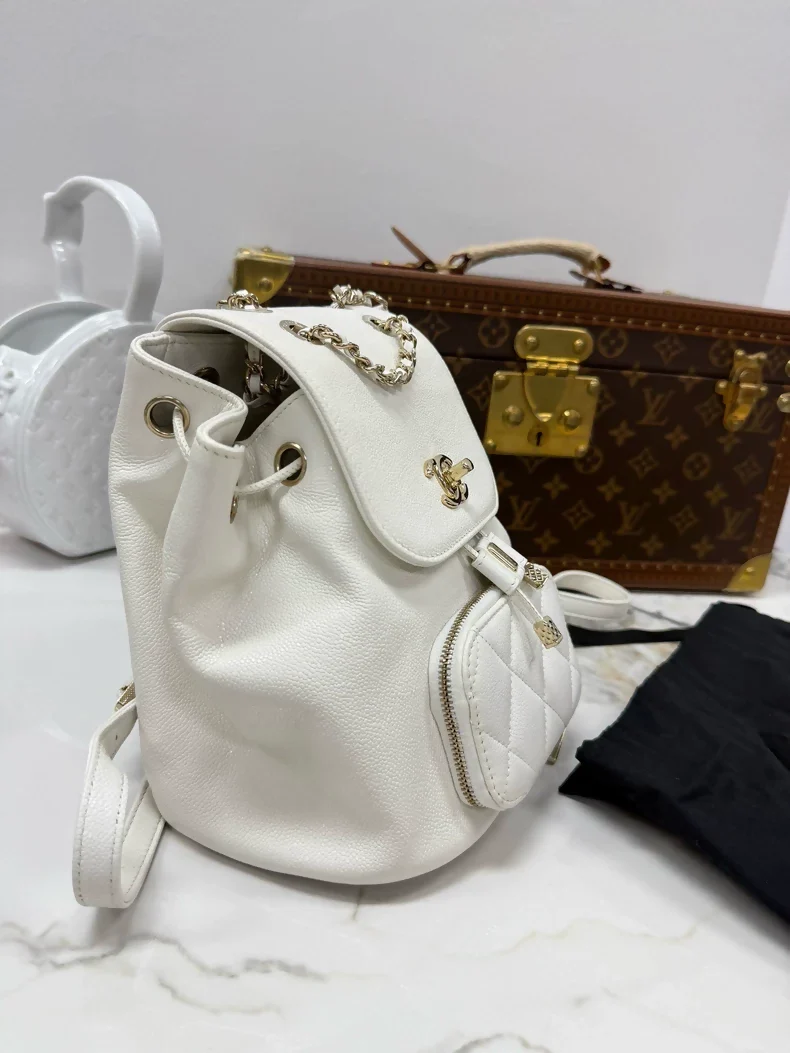 Chanel 22B backpack in white grained calfskin leather with gold-tone hardware - Image 3