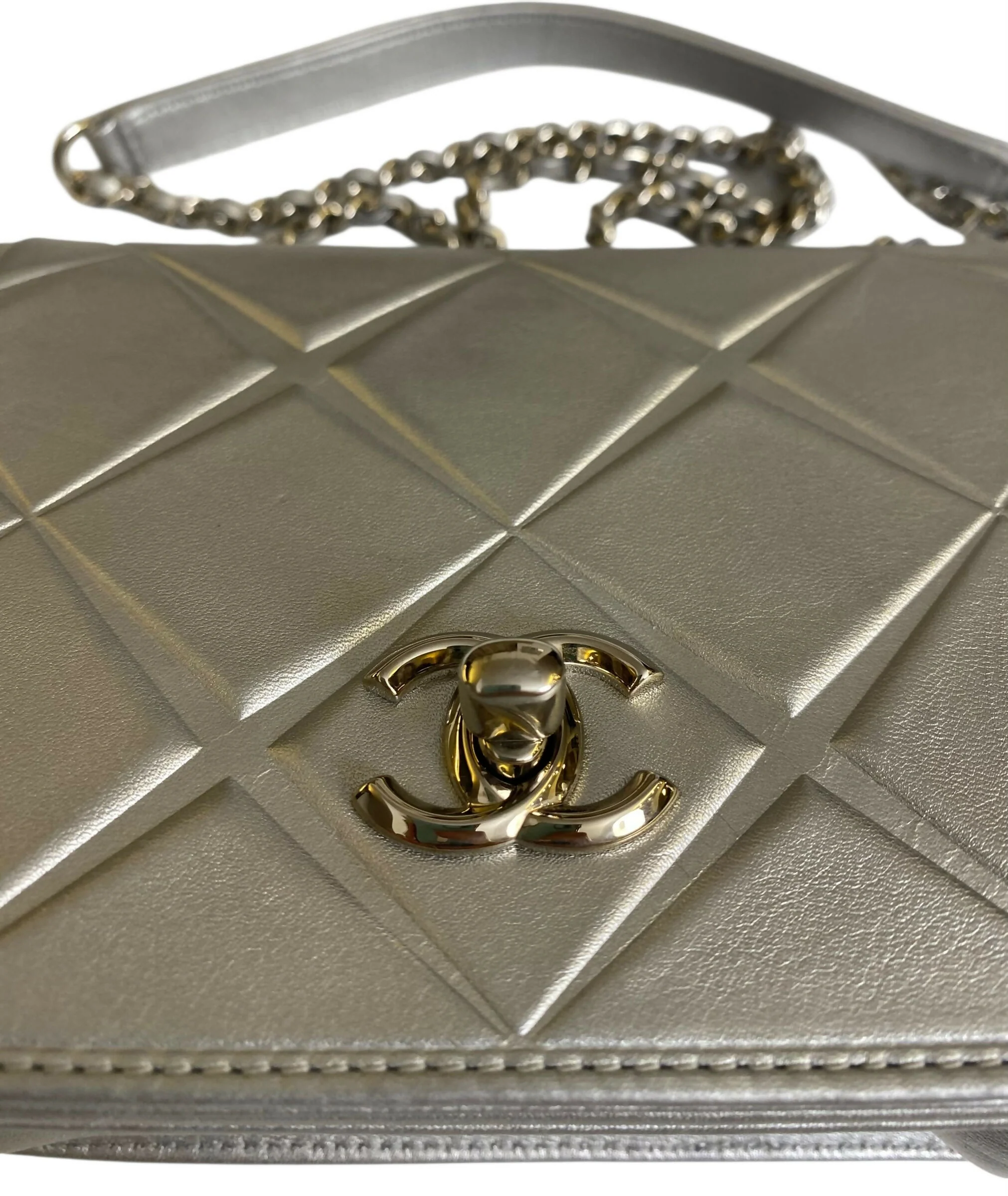 Chanel Airlines 16P Mini Propellor Metallic Calfskin Silver Flap Bag - Image 6