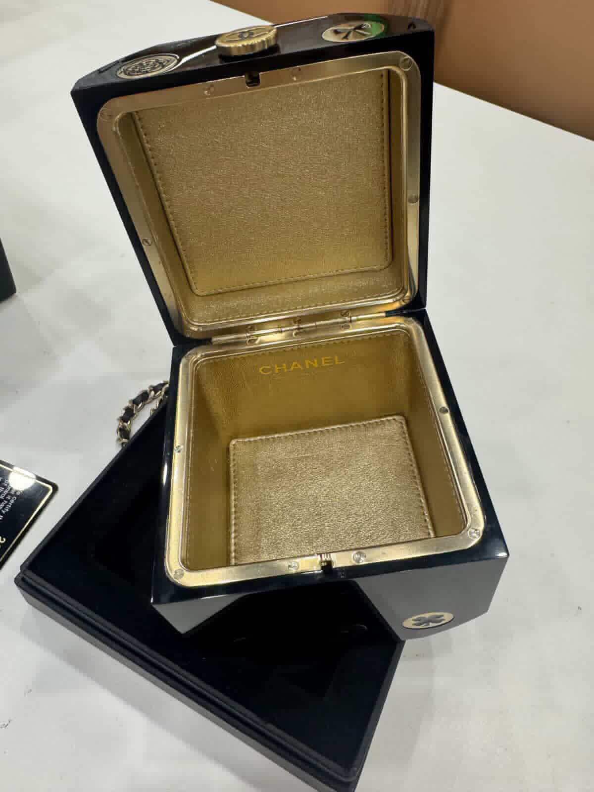 Chanel Autumn/Winter 2015 Couture Dice Casino Minaudière Plexiglass Bag - Image 2