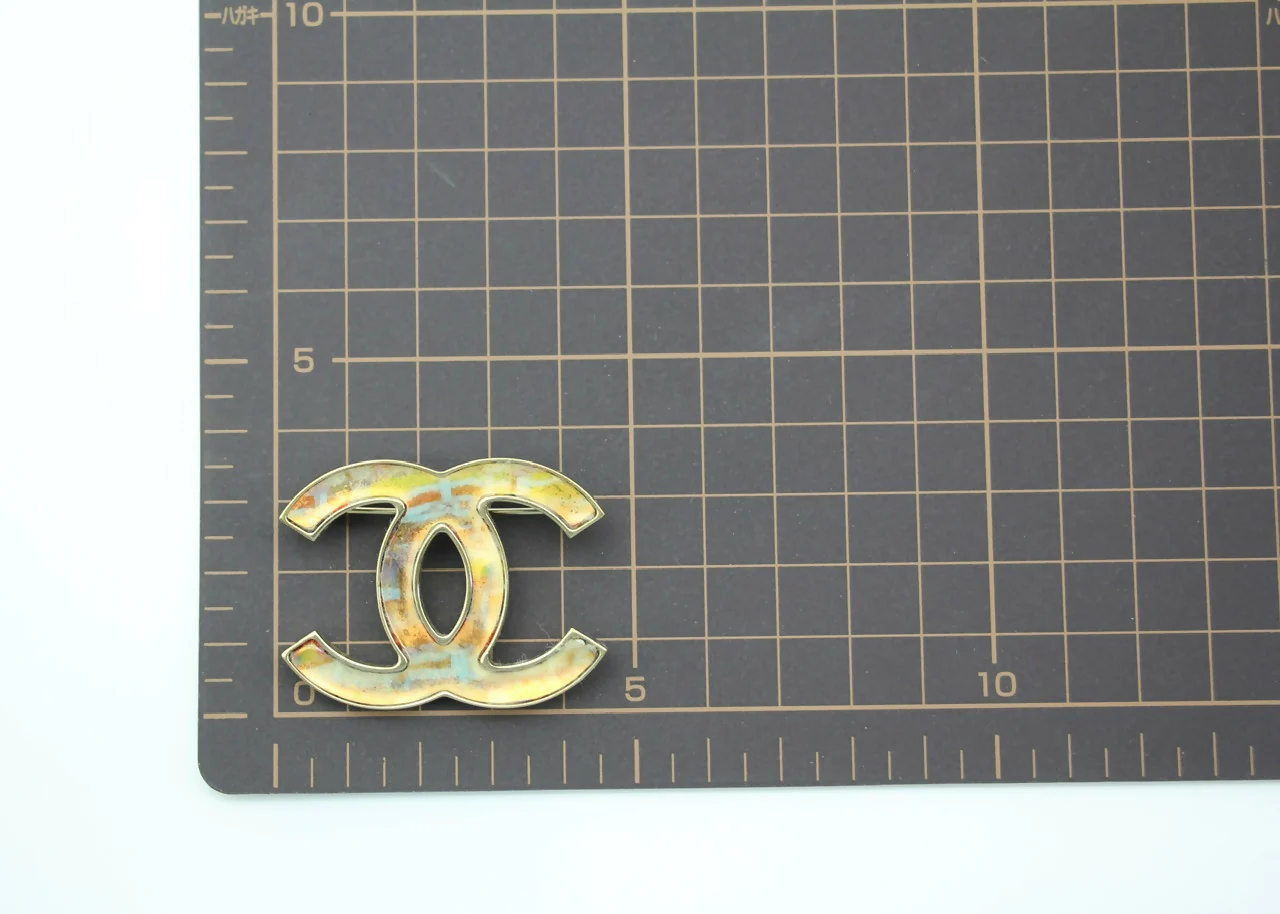 Chanel B14K Iridescent Orange-Green Large CC Brooch - Image 10