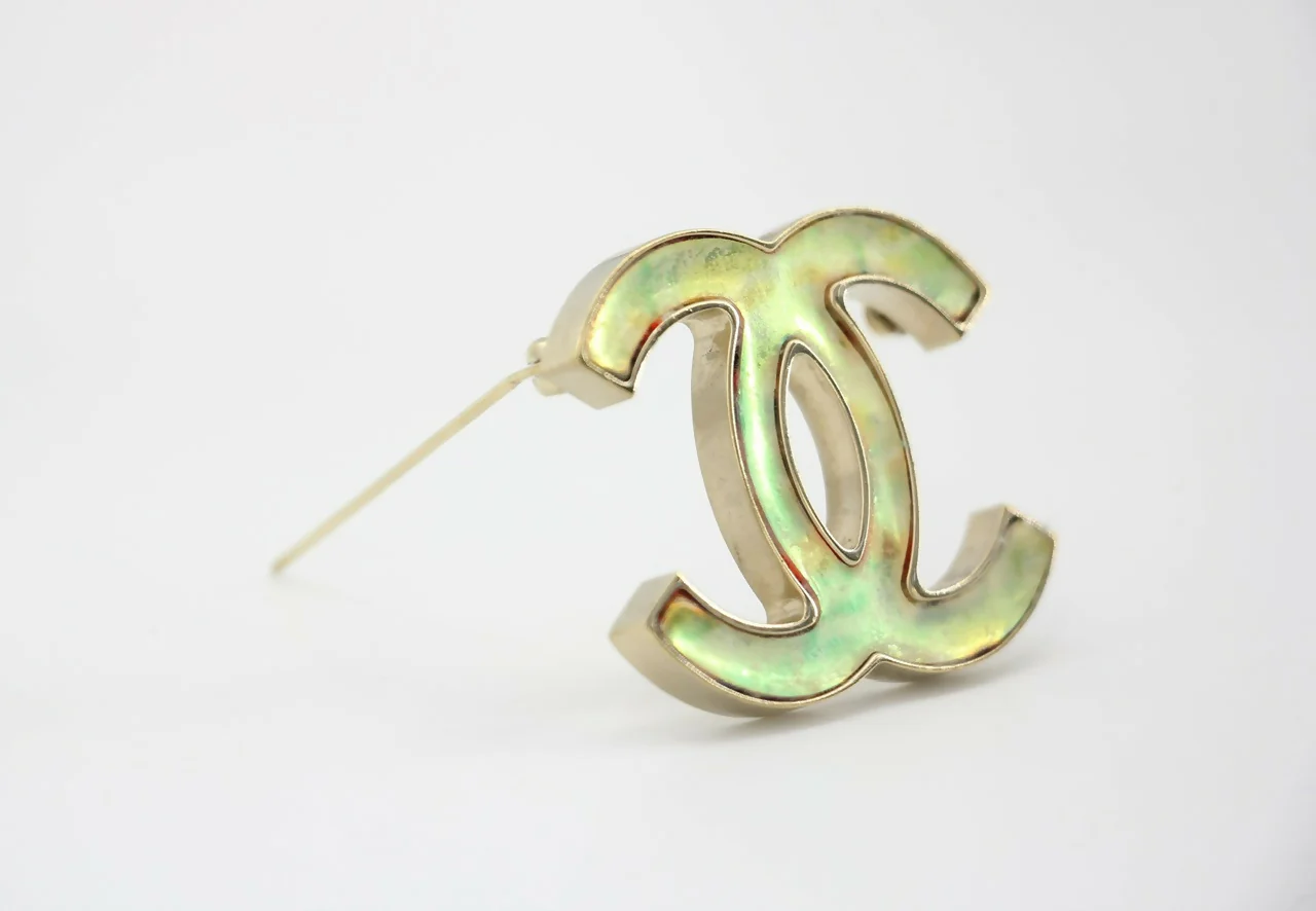 Chanel B14K Iridescent Orange-Green Large CC Brooch - Image 2