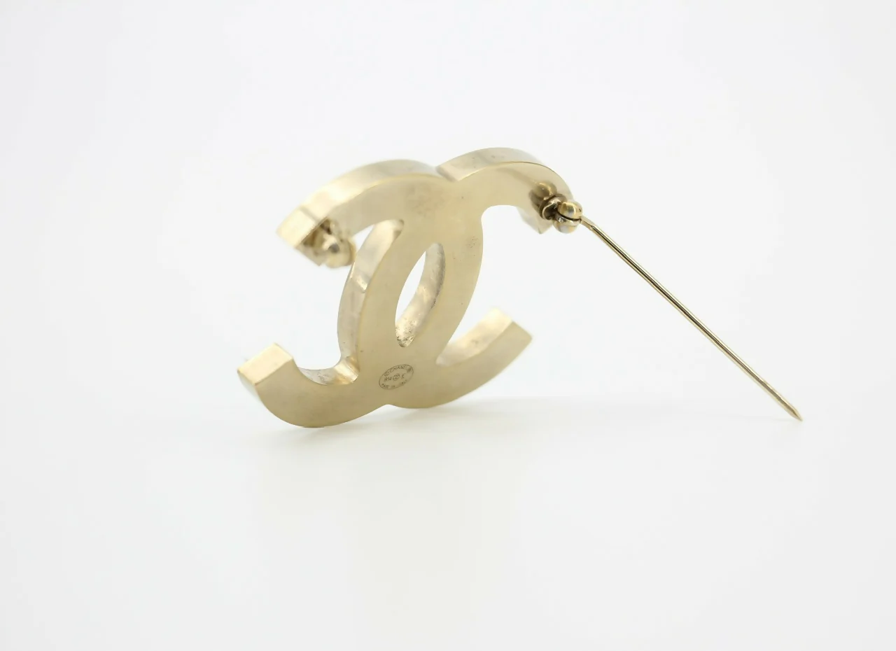 Chanel B14K Iridescent Orange-Green Large CC Brooch - Image 3