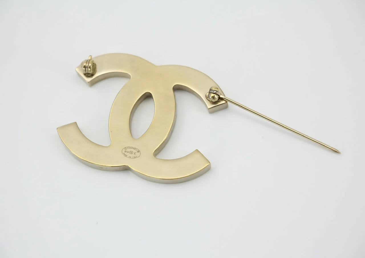 Chanel B14K Iridescent Orange-Green Large CC Brooch - Image 4