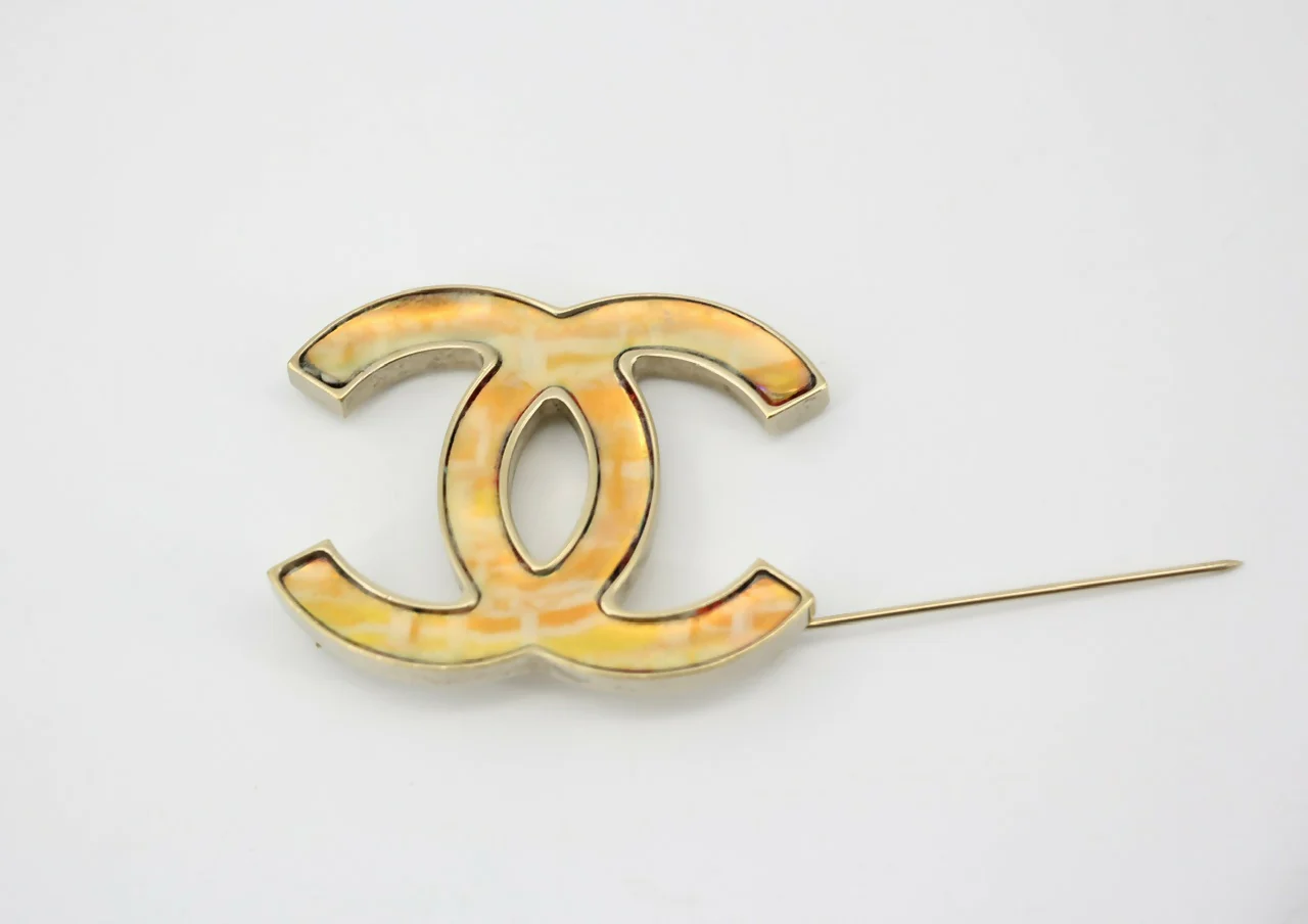 Chanel B14K Iridescent Orange-Green Large CC Brooch - Image 6