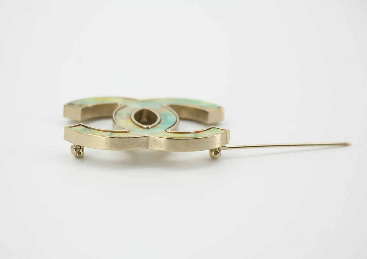 Chanel B14K Iridescent Orange-Green Large CC Brooch - Image 7