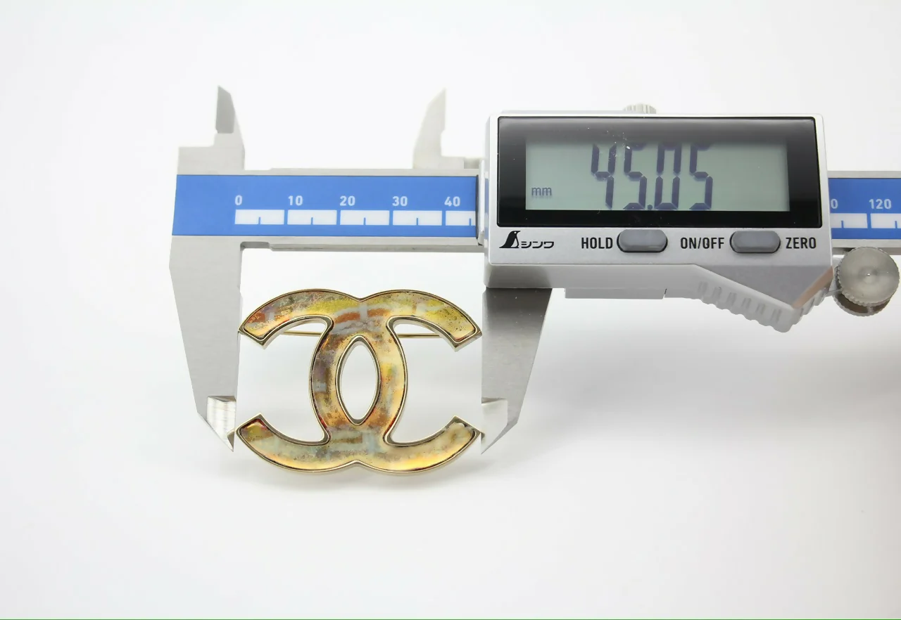 Chanel B14K Iridescent Orange-Green Large CC Brooch - Image 9