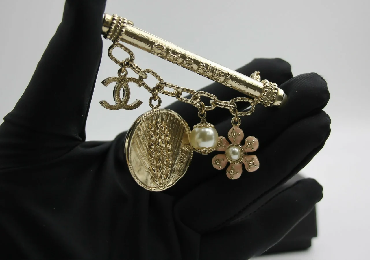 Chanel B18C Metal Wheat Ear Coin Flower Chain Brooch - Image 5