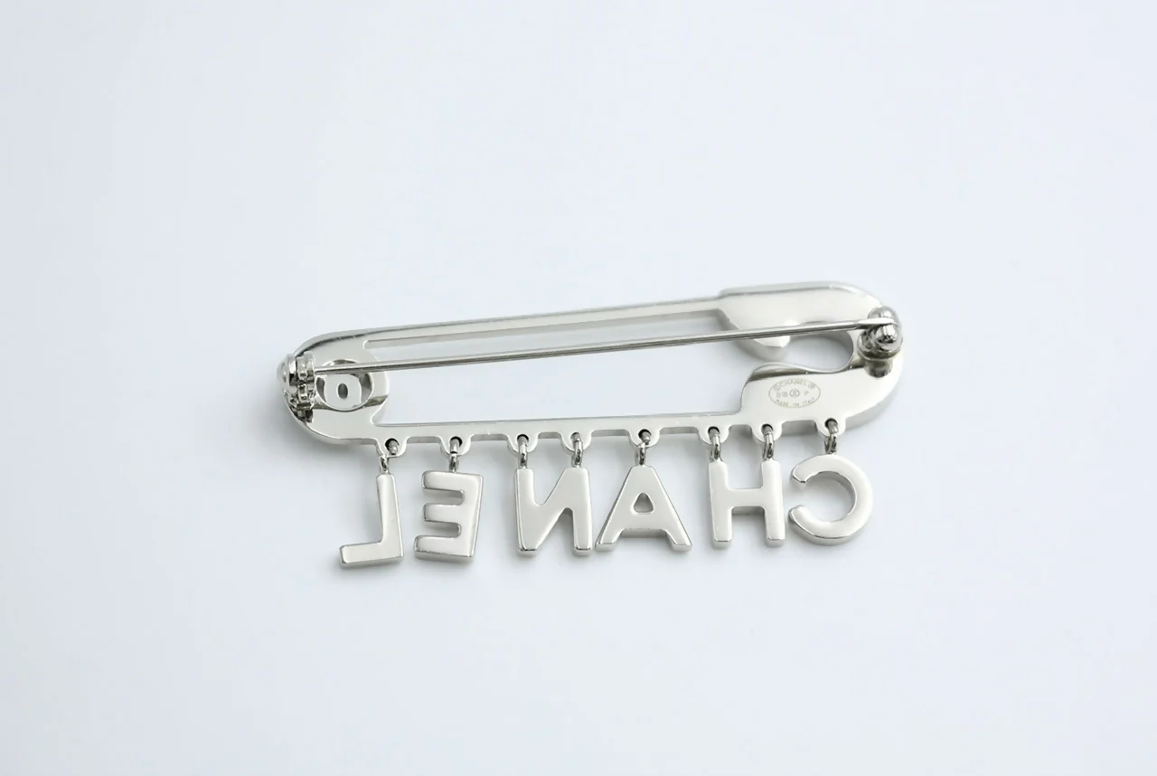 Chanel B18P Rhinestone Metal Thick ‘CHANEL’ Brooch - Image 4