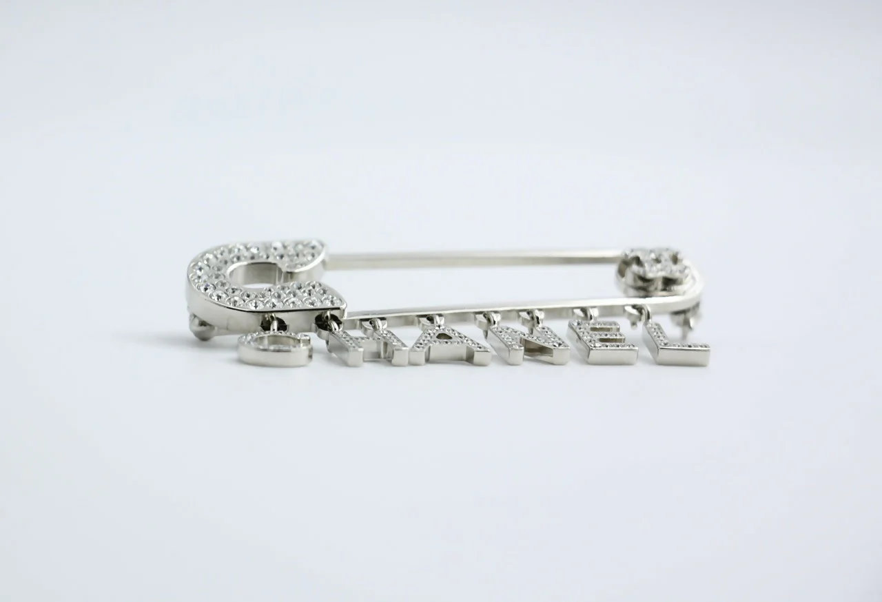 Chanel B18P Rhinestone Metal Thick ‘CHANEL’ Brooch - Image 8