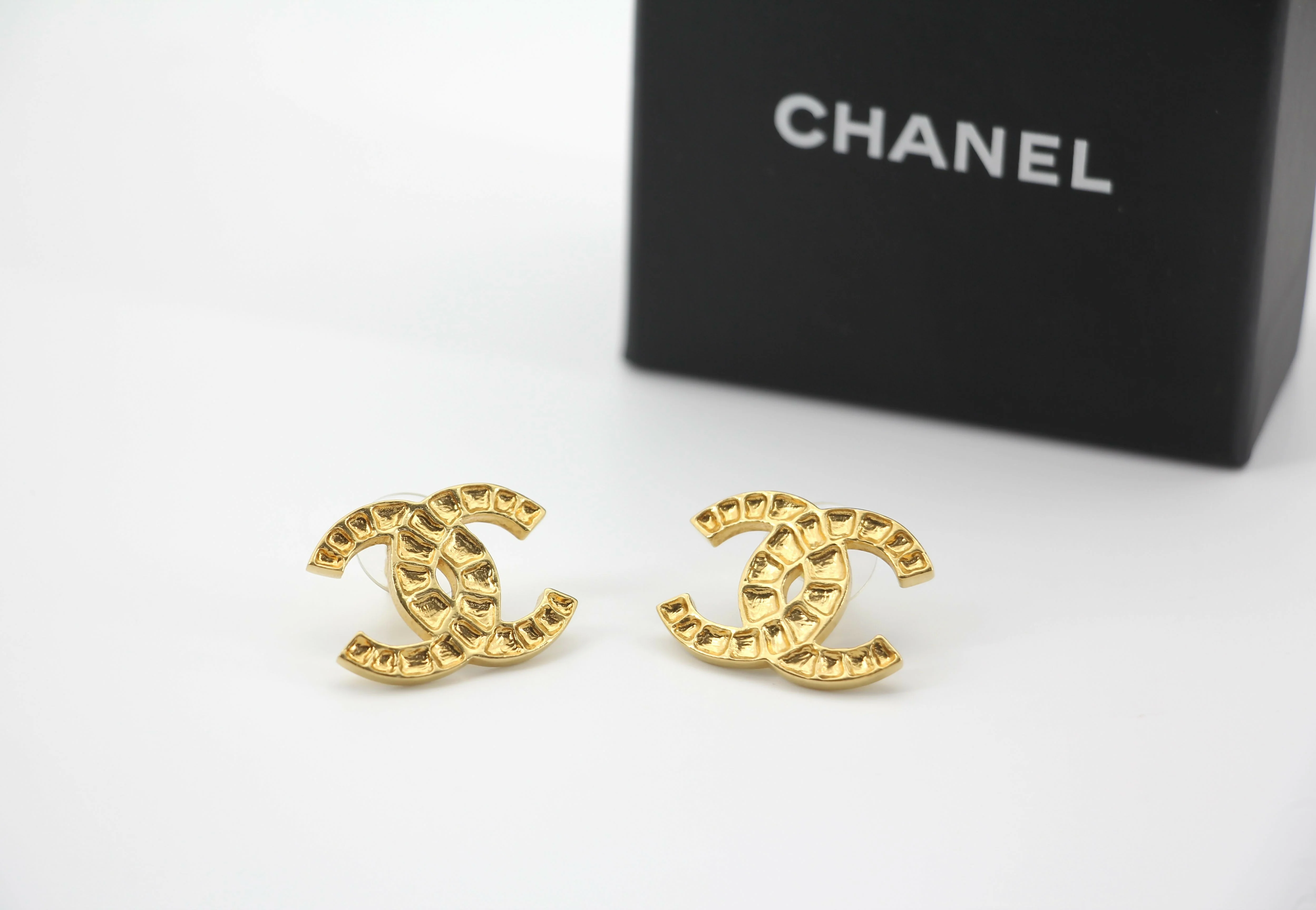 Chanel B19A Metal Square Embossed Gold CC Earrings - Image 4
