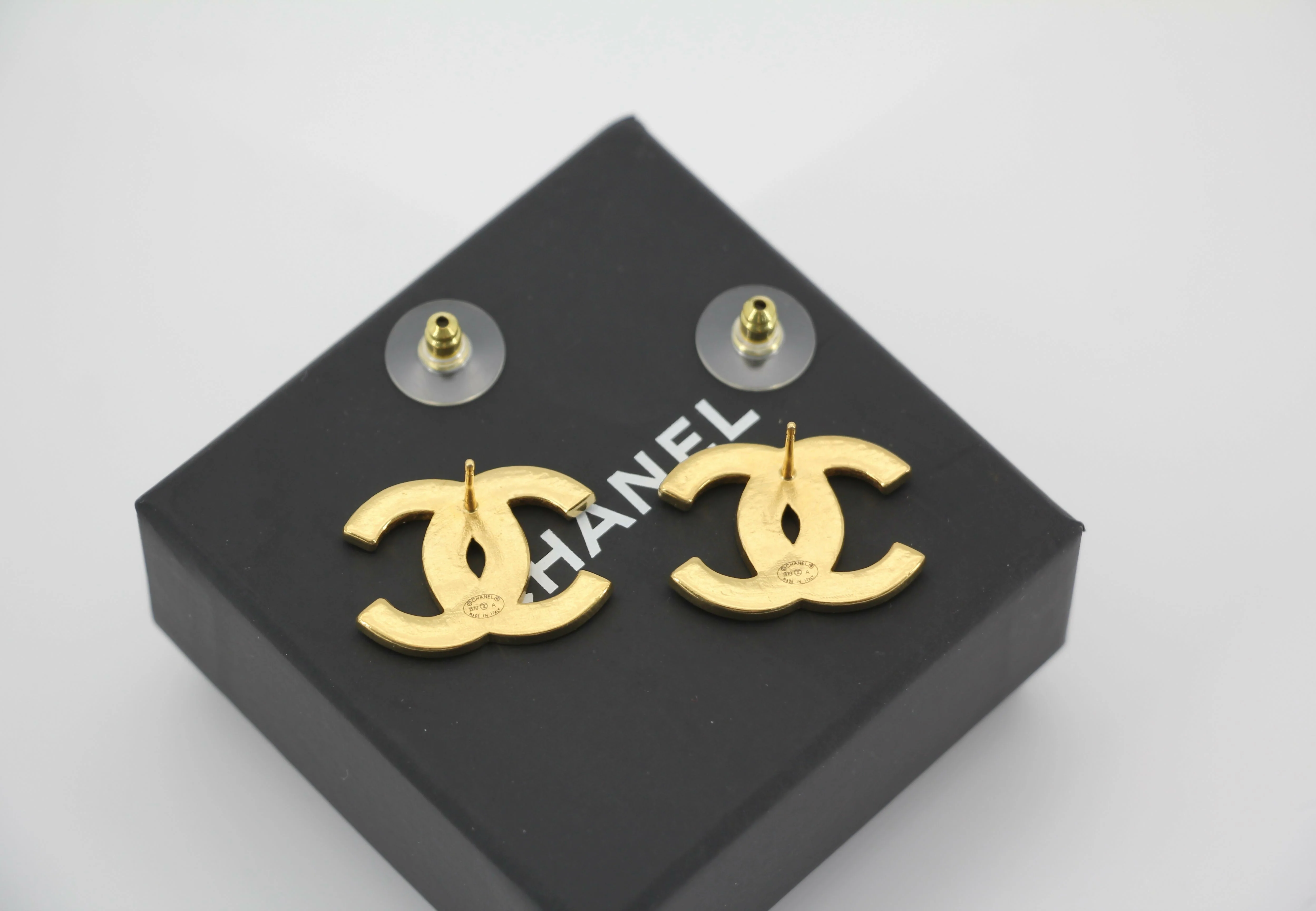 Chanel B19A Metal Square Embossed Gold CC Earrings - Image 8