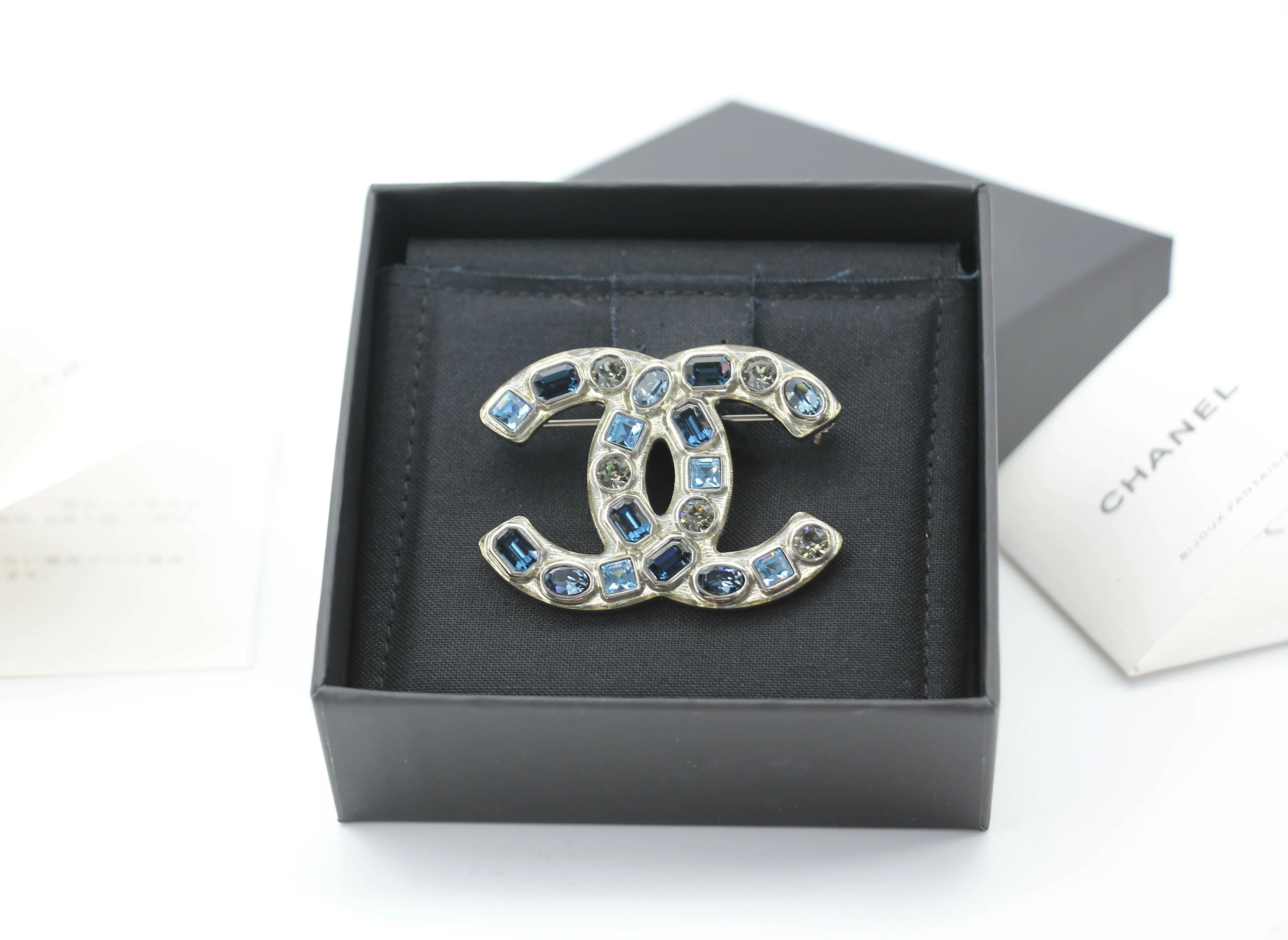 Chanel B19C Light Blue and Deep Blue Rhinestone Brooch - Image 4