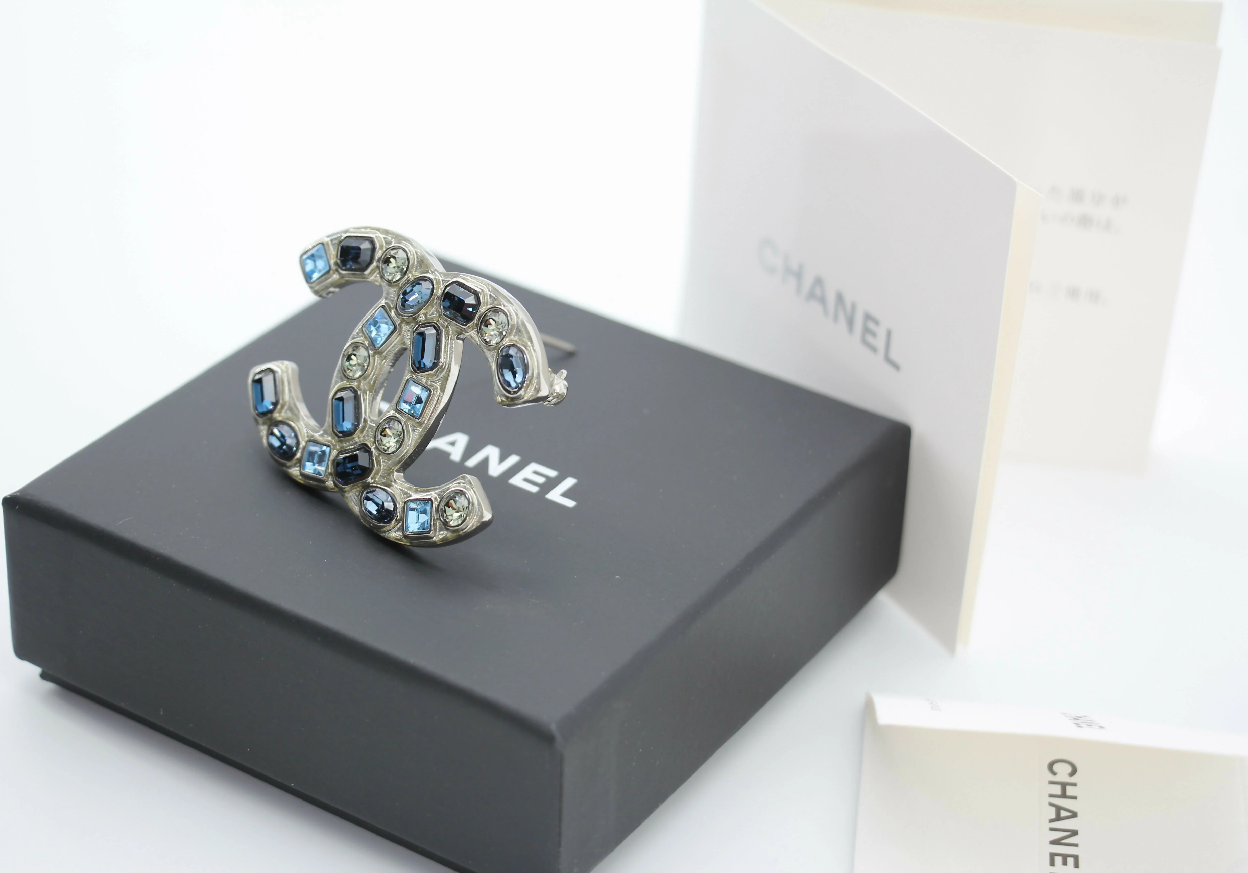 Chanel B19C Light Blue and Deep Blue Rhinestone Brooch - Image 5