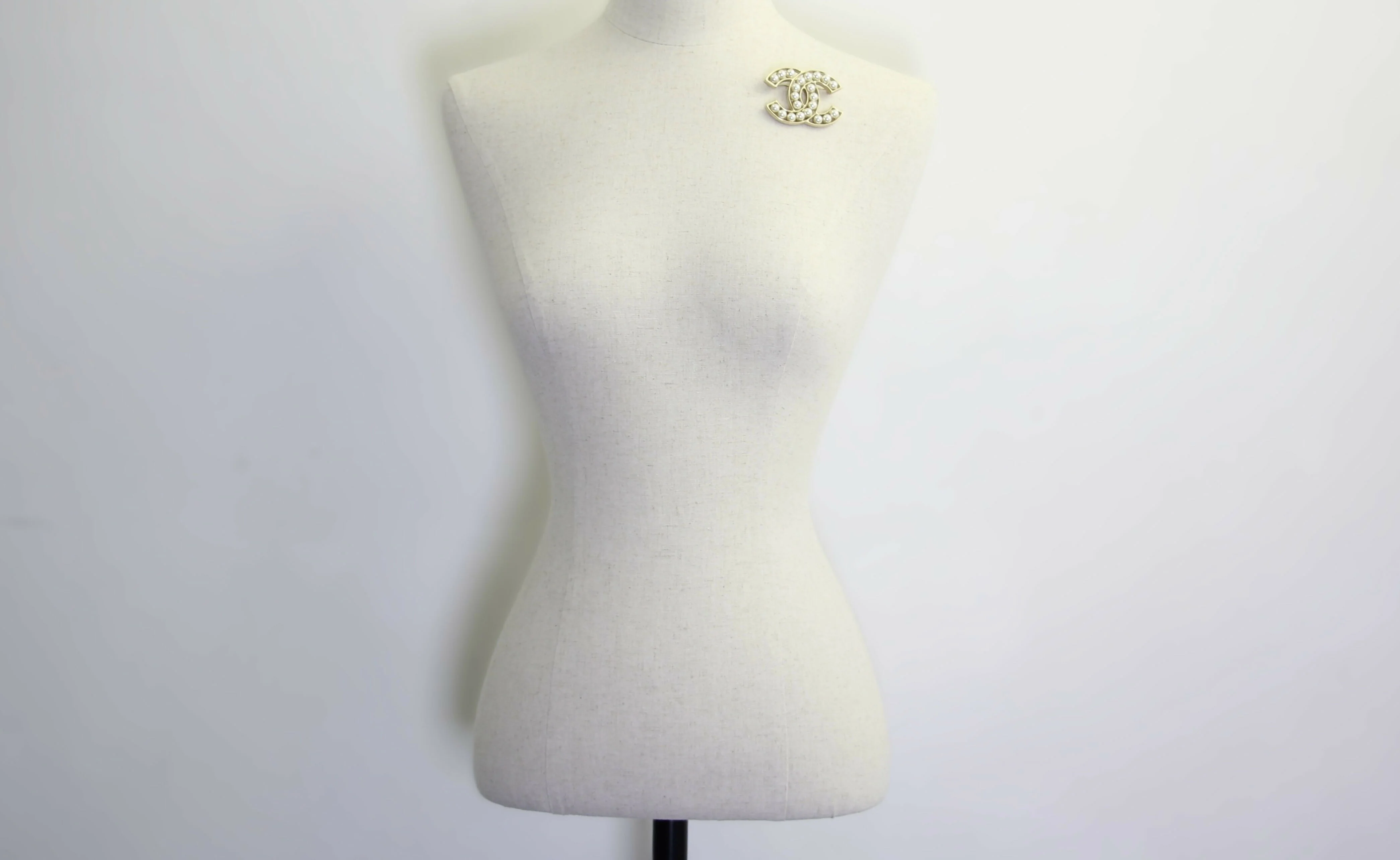 Chanel B19V Imitation Pearl & Metal Frame CC Brooch - Image 10