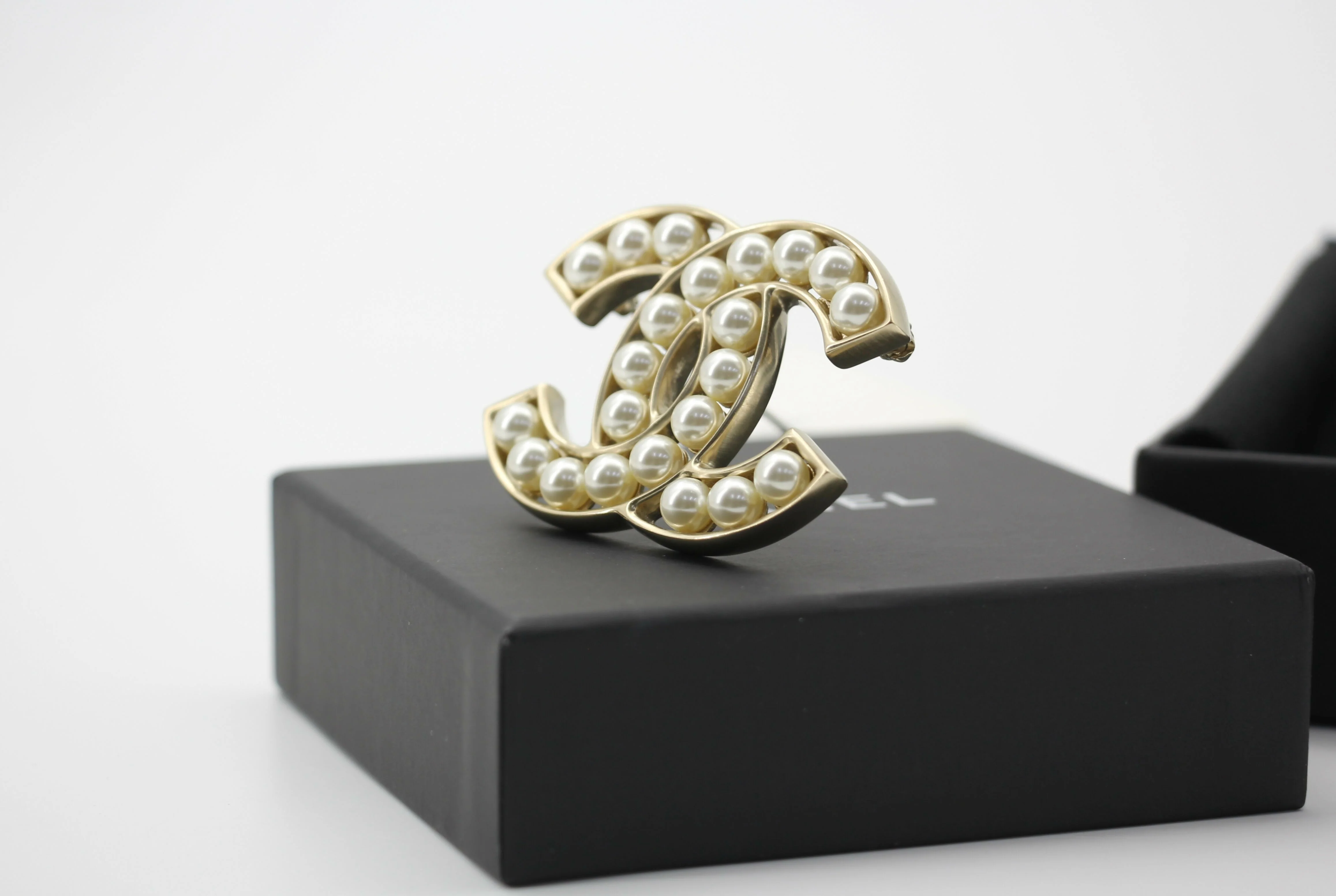 Chanel B19V Imitation Pearl & Metal Frame CC Brooch - Image 2