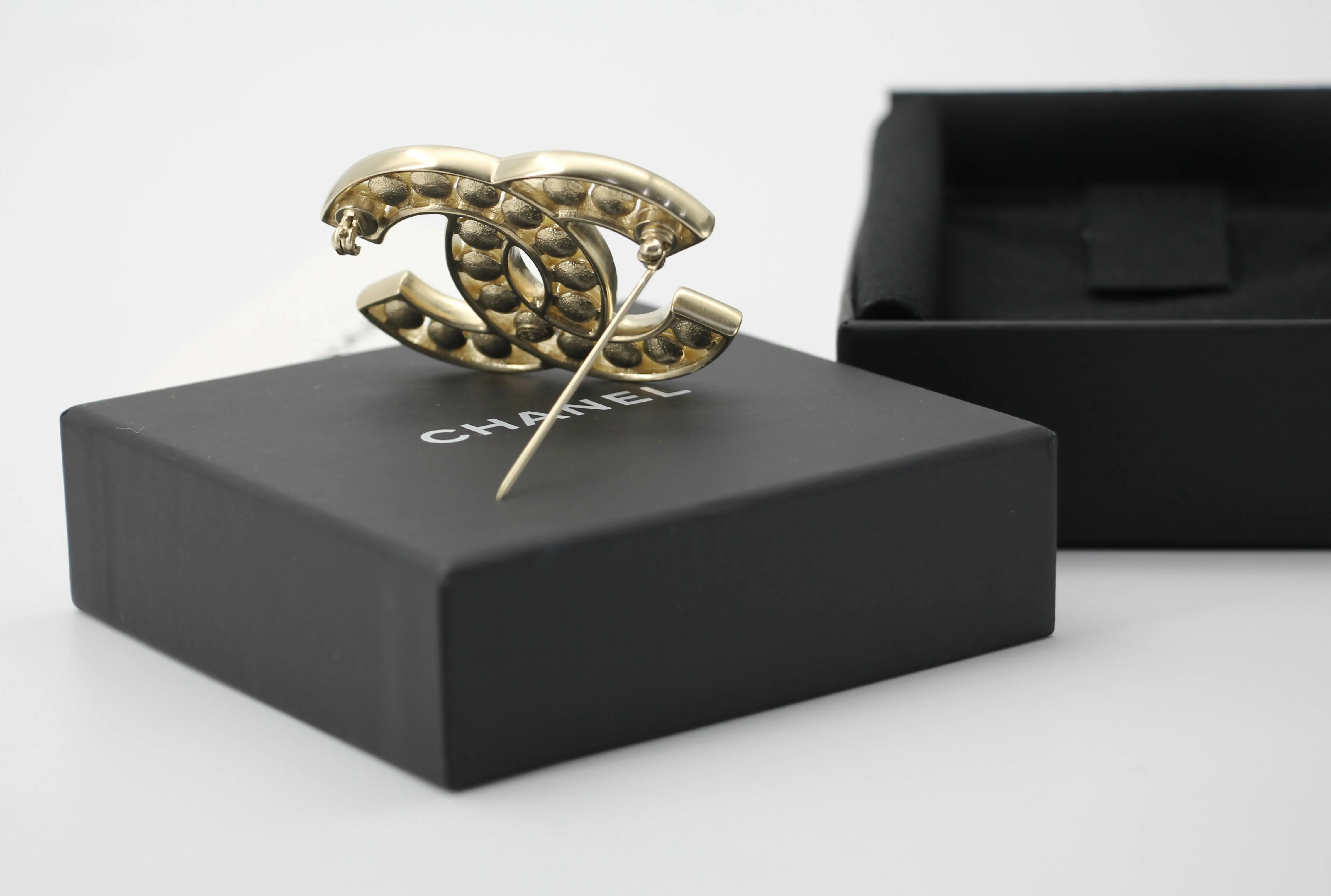 Chanel B19V Imitation Pearl & Metal Frame CC Brooch - Image 3