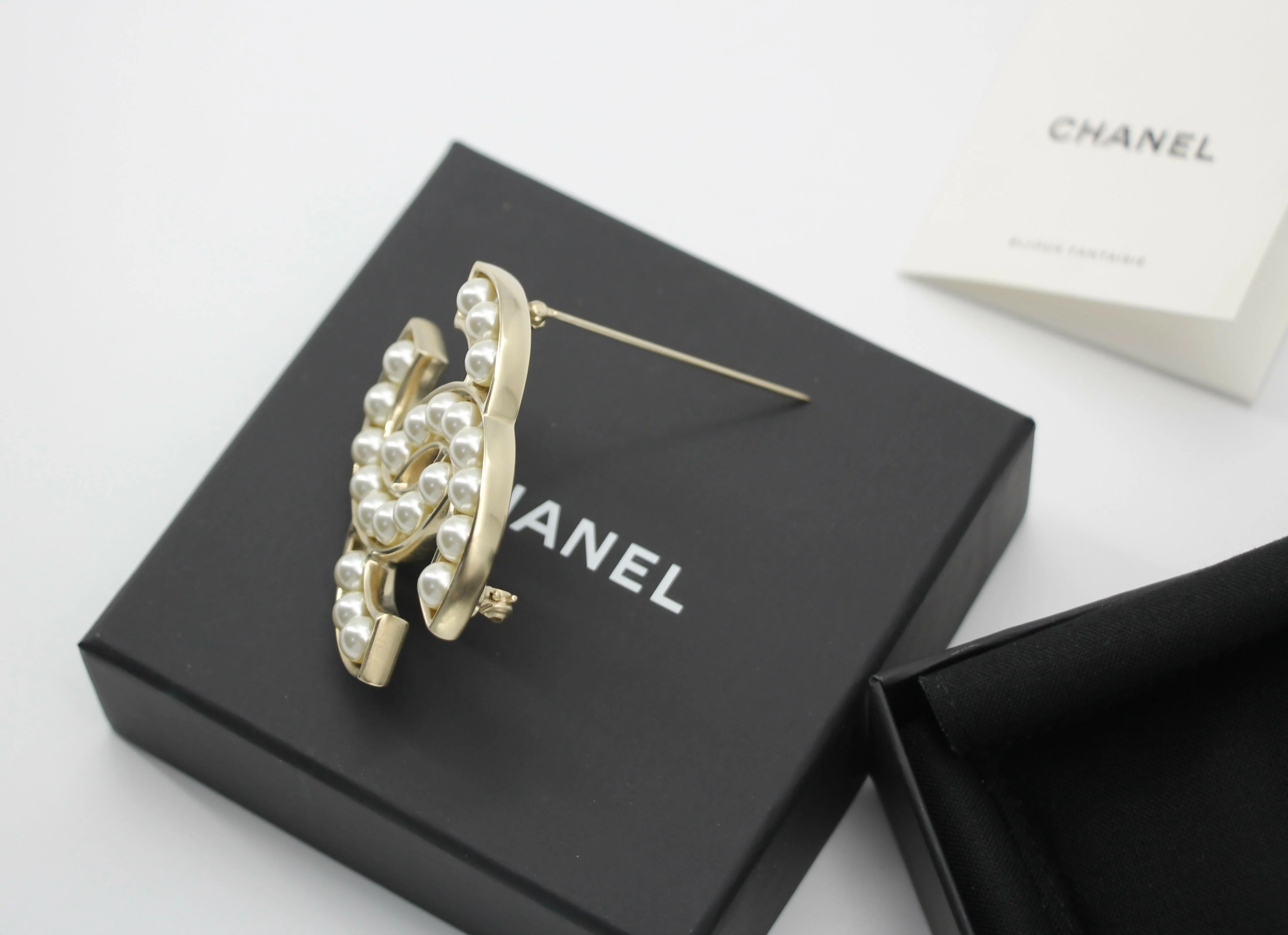 Chanel B19V Imitation Pearl & Metal Frame CC Brooch - Image 4