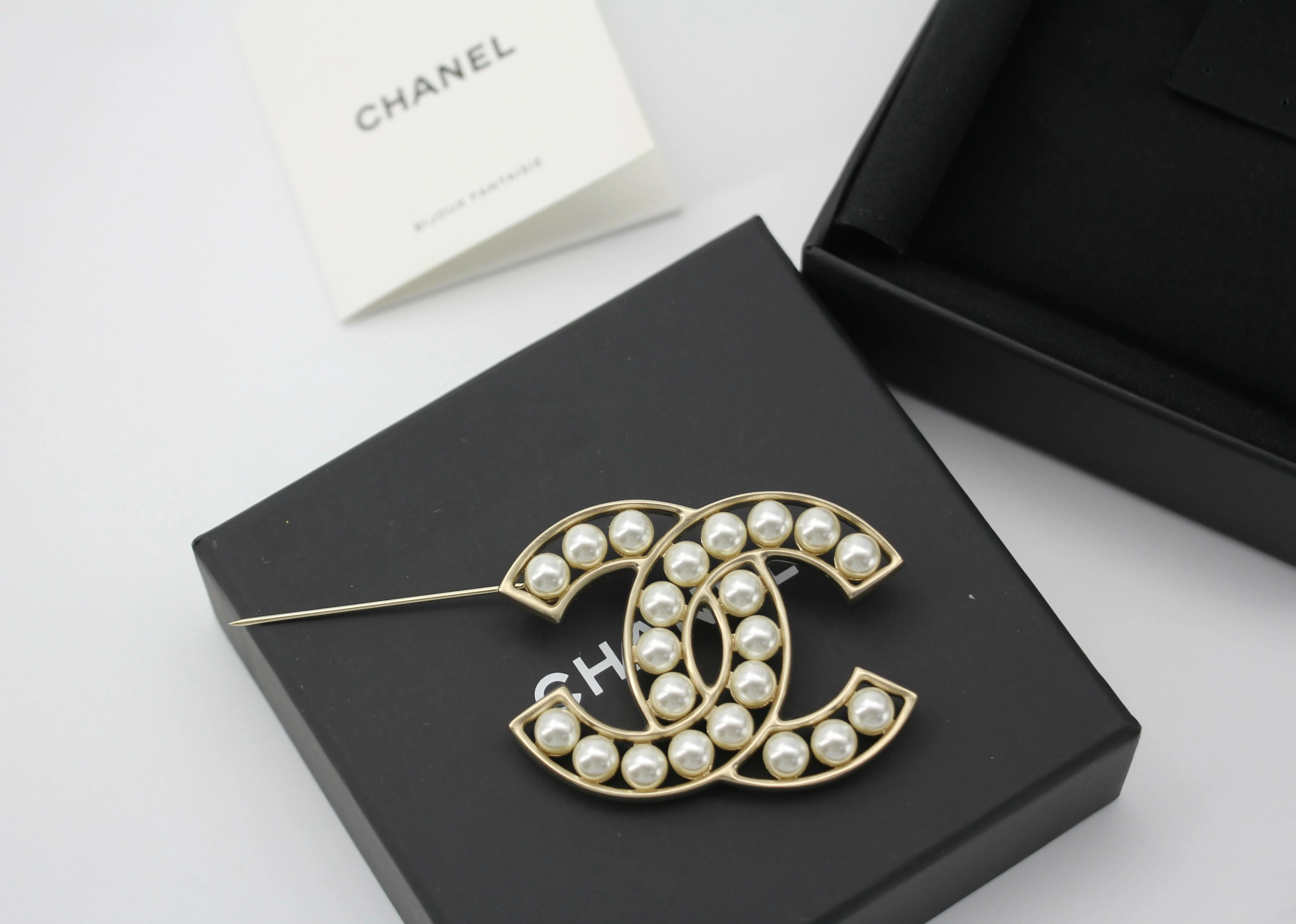 Chanel B19V Imitation Pearl & Metal Frame CC Brooch - Image 5
