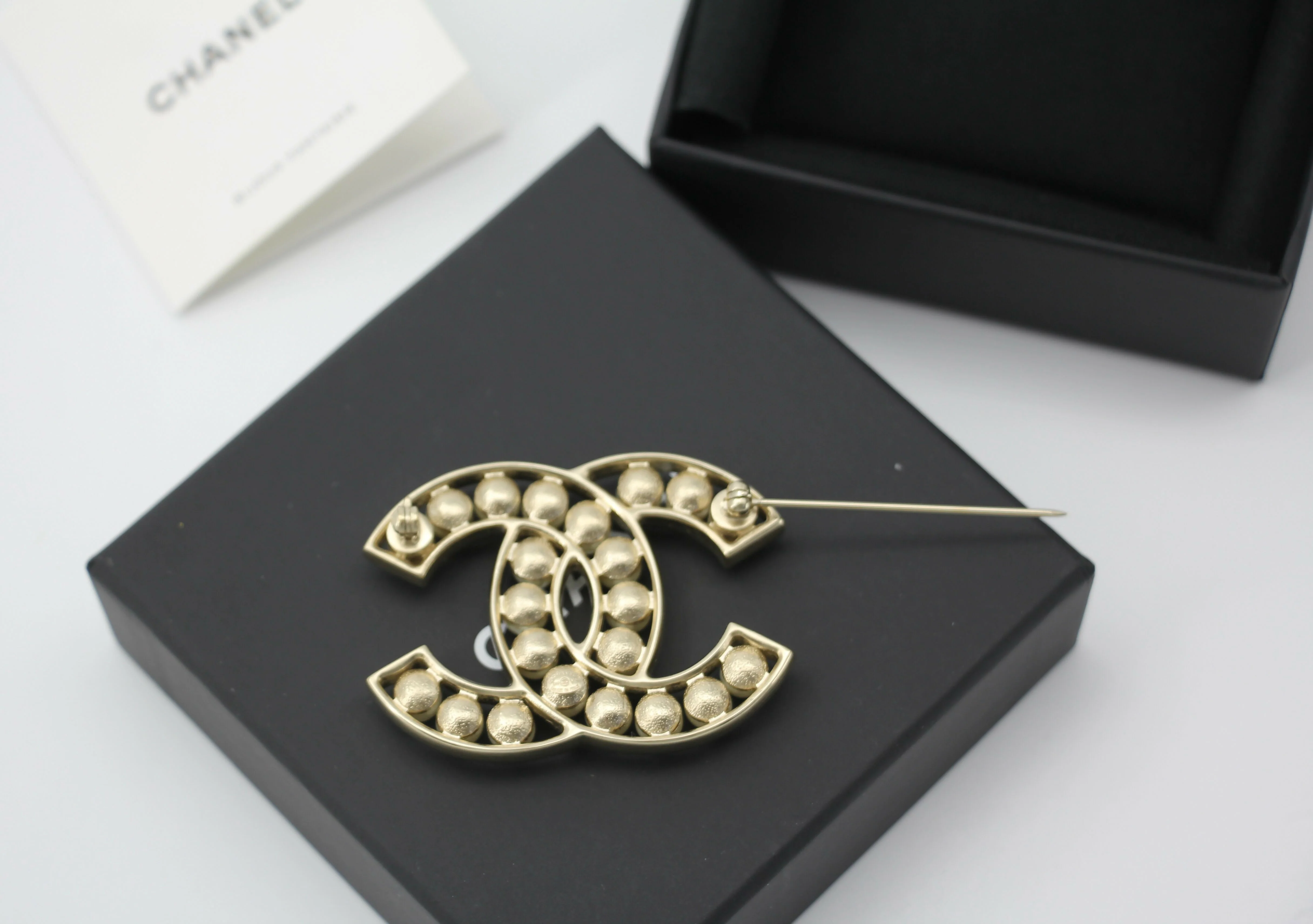Chanel B19V Imitation Pearl & Metal Frame CC Brooch - Image 6