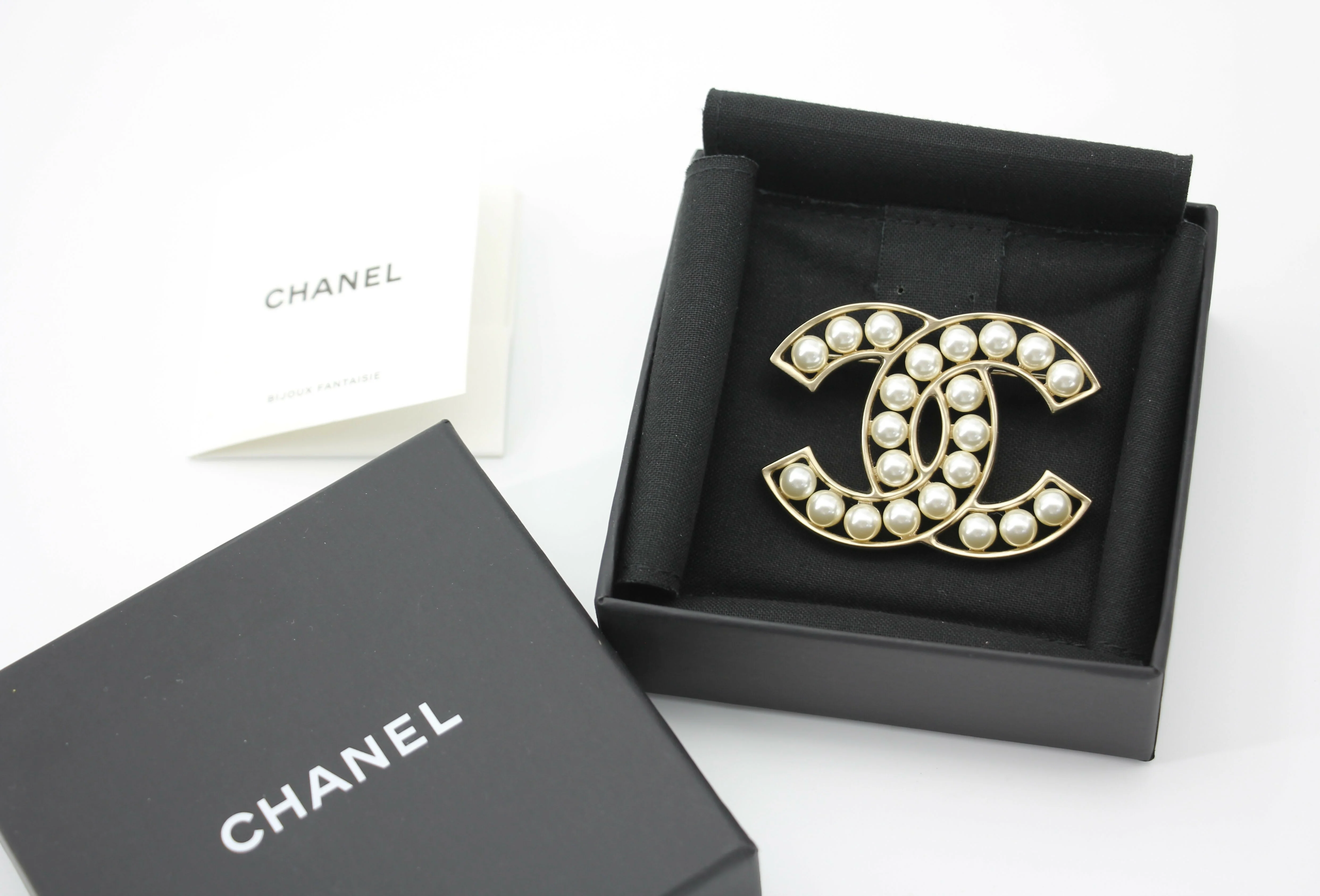 Chanel B19V Imitation Pearl & Metal Frame CC Brooch - Image 7