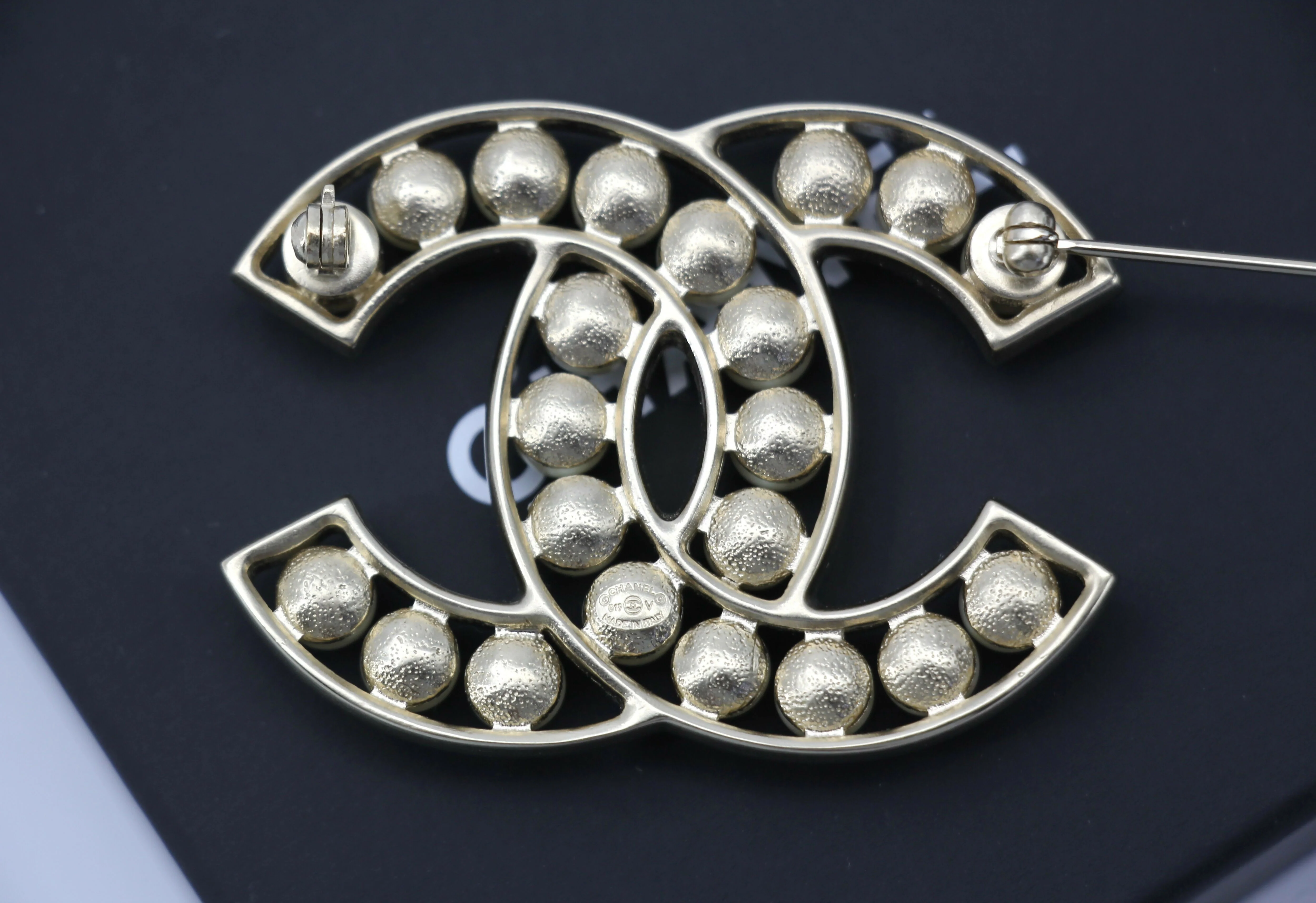 Chanel B19V Imitation Pearl & Metal Frame CC Brooch - Image 8