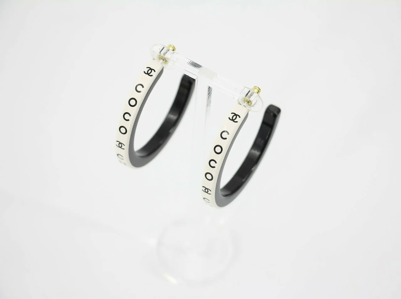 Chanel B22S Resin White Curved COCO Motif Hoop Stud Earrings - Image 4