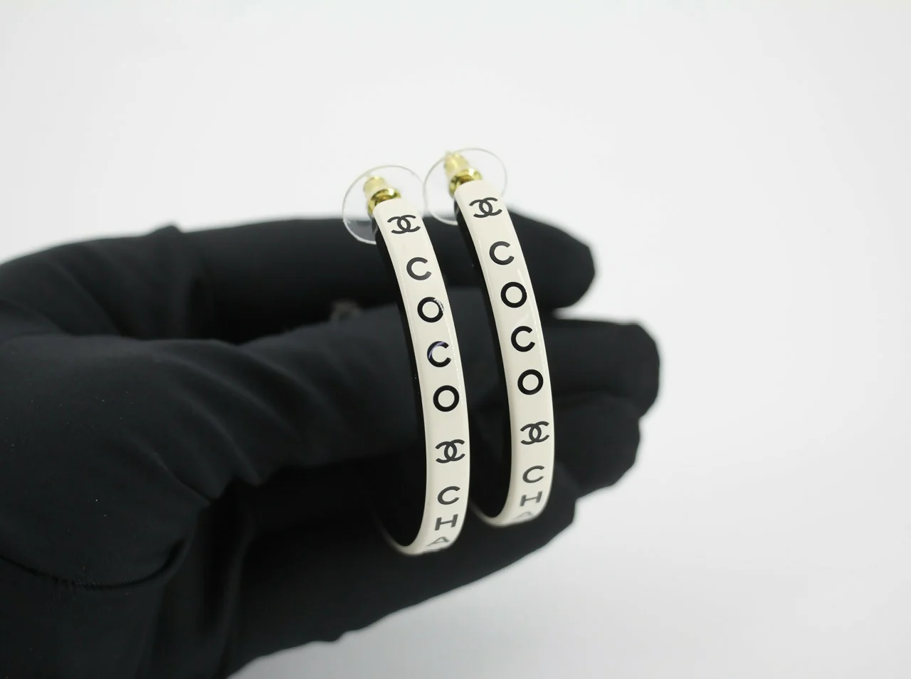 Chanel B22S Resin White Curved COCO Motif Hoop Stud Earrings - Image 7