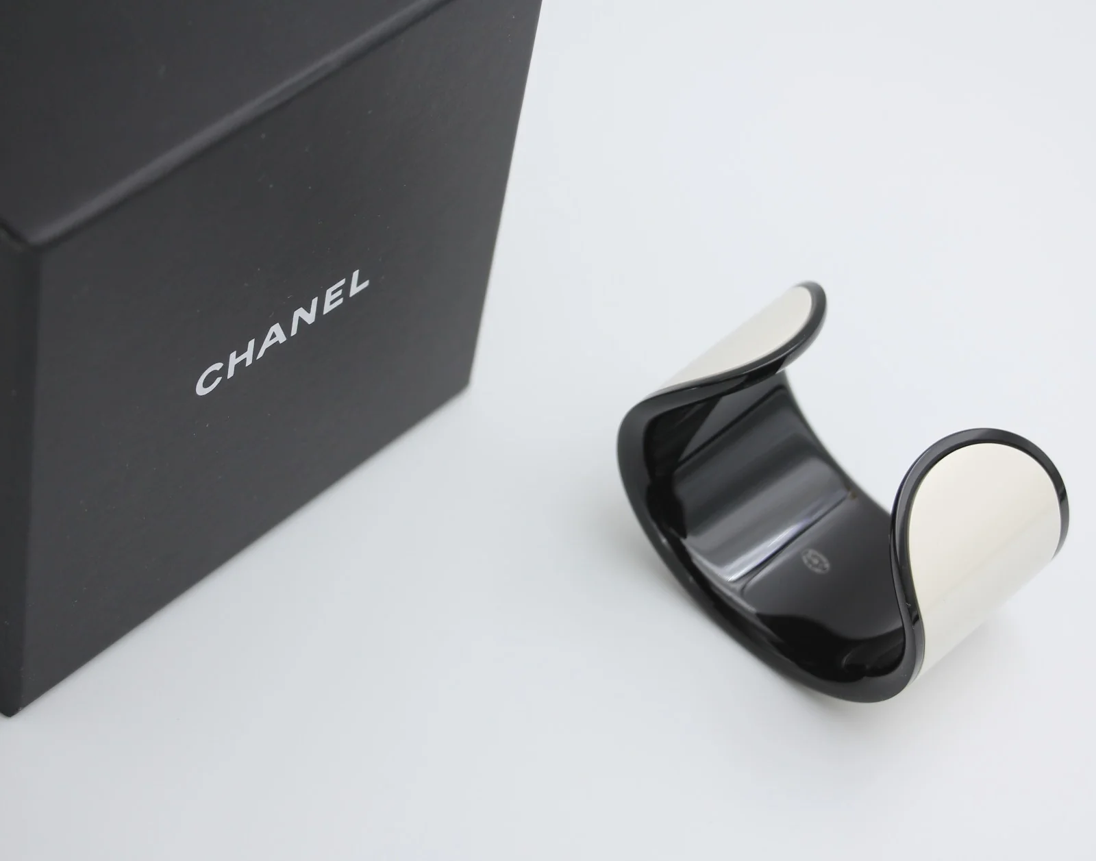 Chanel B23 Acrylic Cc Black And White Bracelet - Image 10