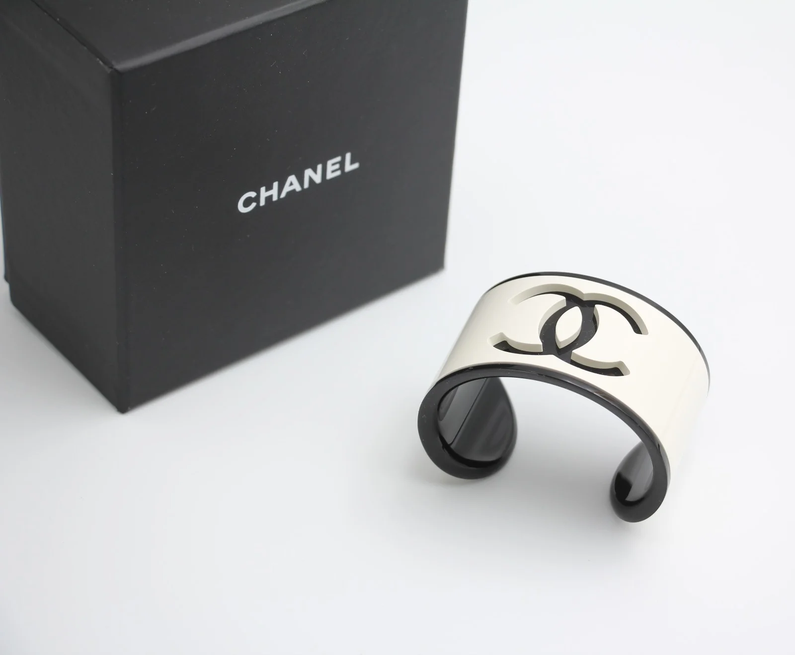 Chanel B23 Acrylic Cc Black And White Bracelet - Image 11