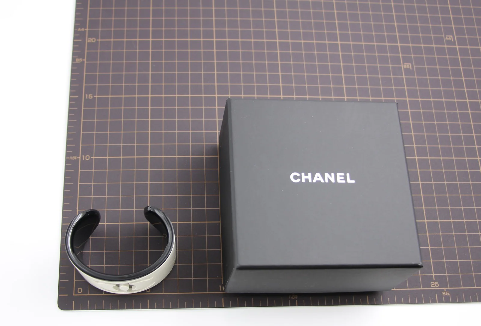 Chanel B23 Acrylic Cc Black And White Bracelet - Image 13
