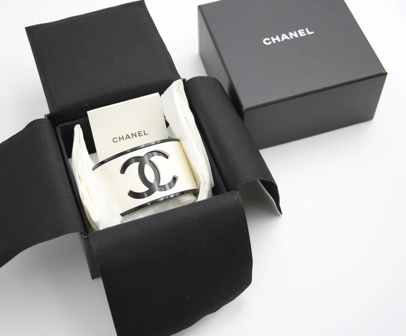 Chanel B23 Acrylic Cc Black And White Bracelet - Image 2