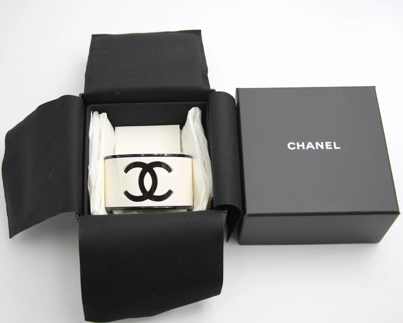 Chanel B23 Acrylic Cc Black And White Bracelet - Image 3