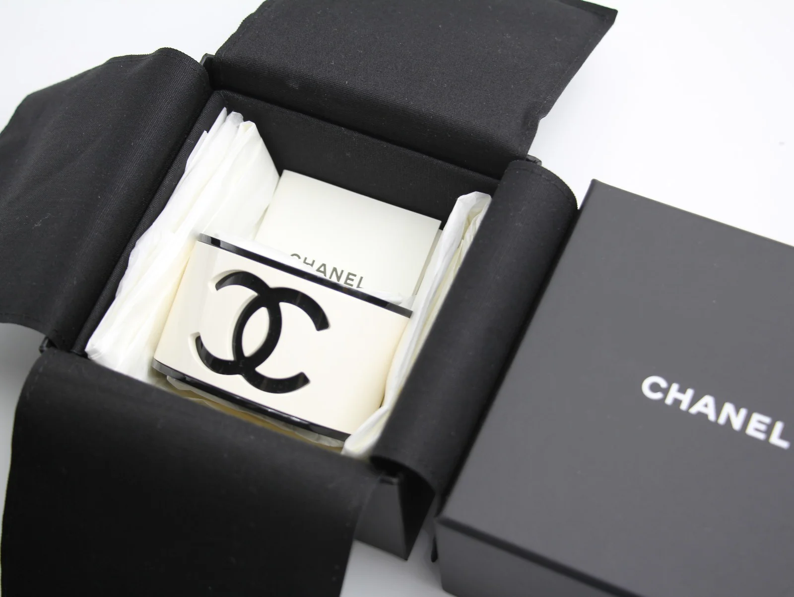 Chanel B23 Acrylic Cc Black And White Bracelet - Image 4