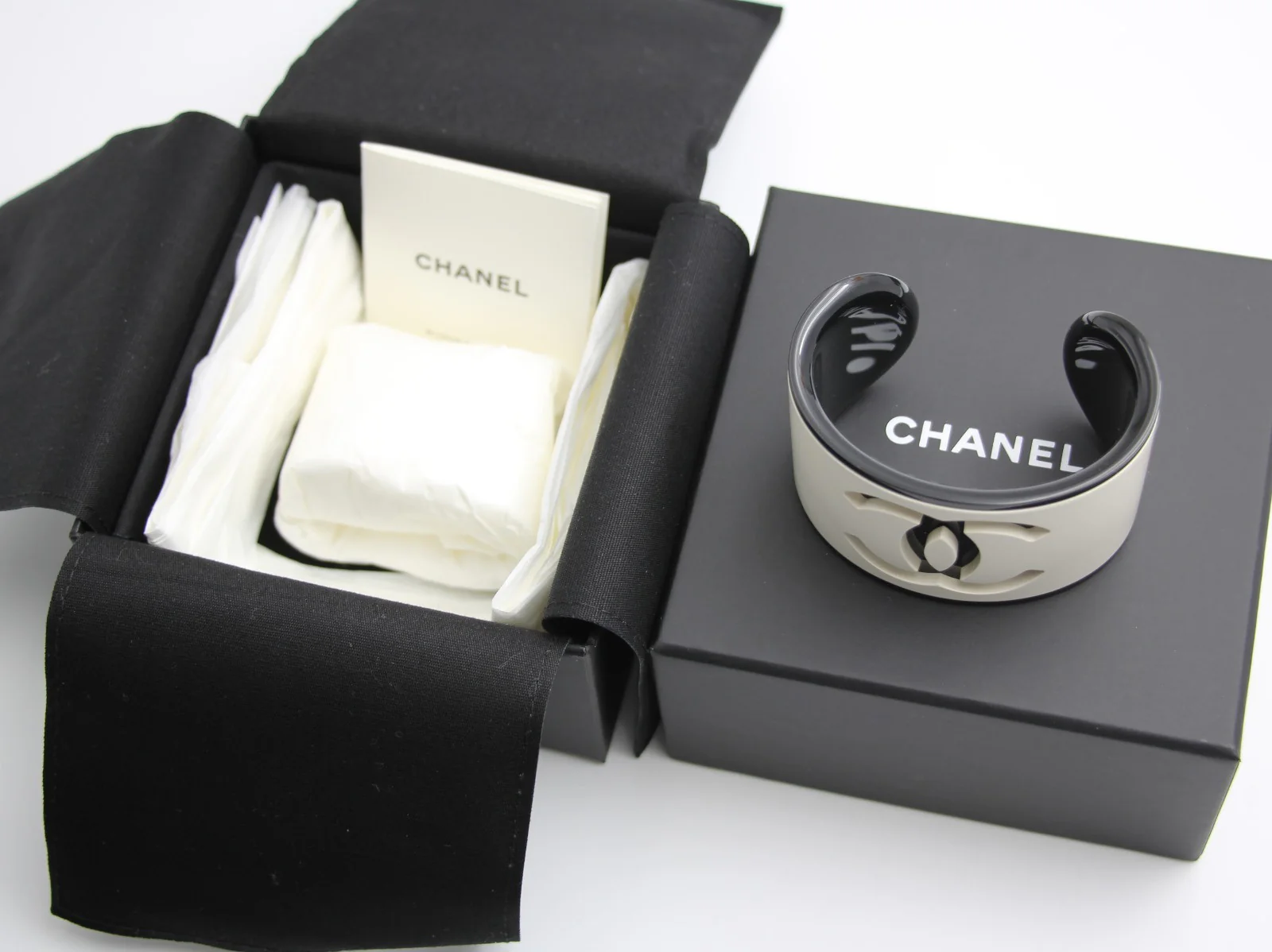 Chanel B23 Acrylic Cc Black And White Bracelet - Image 5